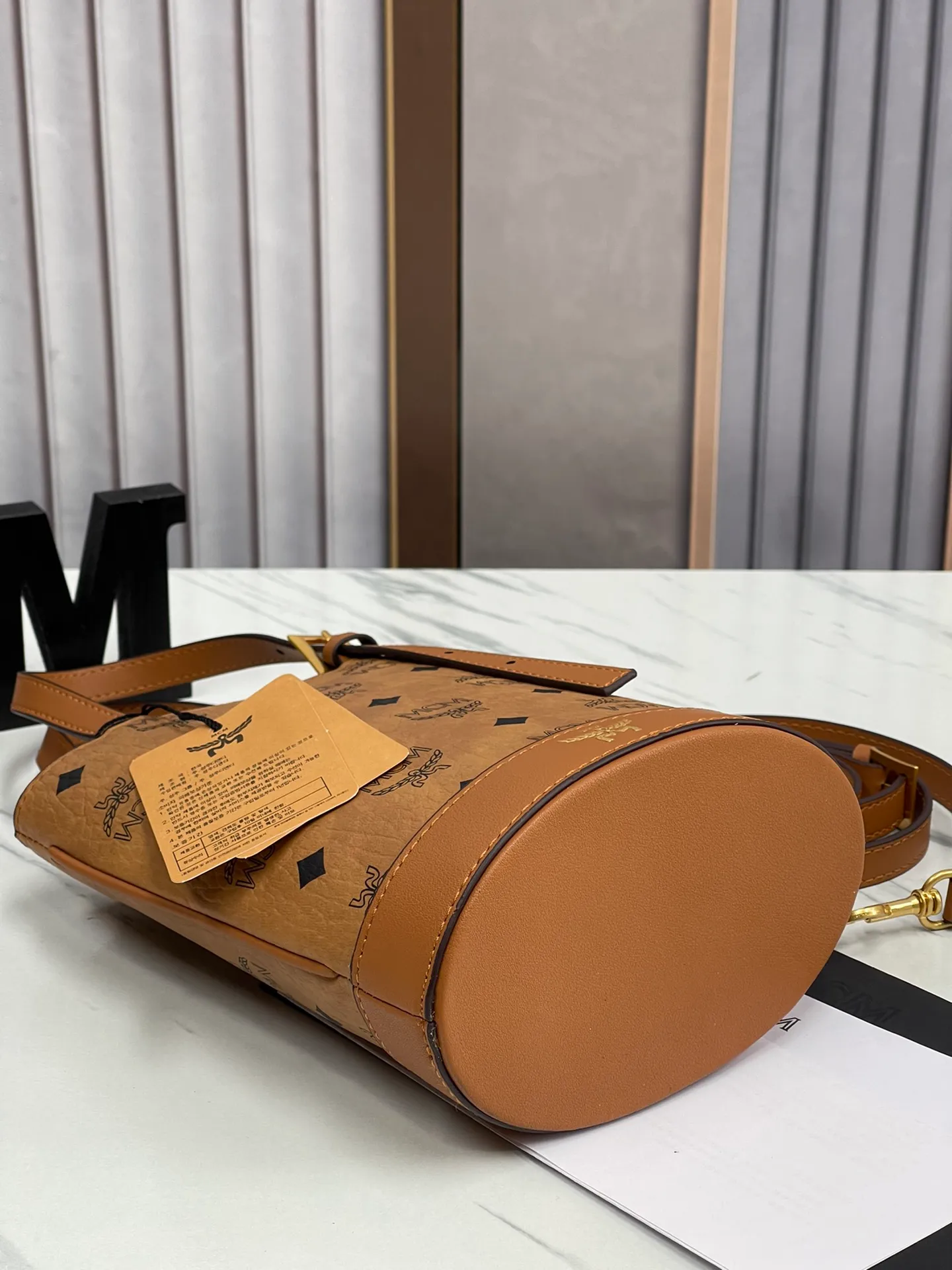 Batch 380💰🎋MCM newly upgraded ✈️ Comes with an environmentally friendly gift box♻️🎁The latest bucket bag model 8888 in the 2024 counter🌺Toni Visetos shopping bag has a new look, super beautiful👗 This compact shopping bag is multi-functional and will last forever. Don't let the size of this mini tote fool you, it's designed with spacious interior and exterior compartments to store all your small essentials. The cotton canvas lining features a print inspired by street fashion, subtly retaining MCM's adventurous aesthetic. Pair it with the included cross-body strap for hands-free functionality and greater portability. 19X14.5X9.5