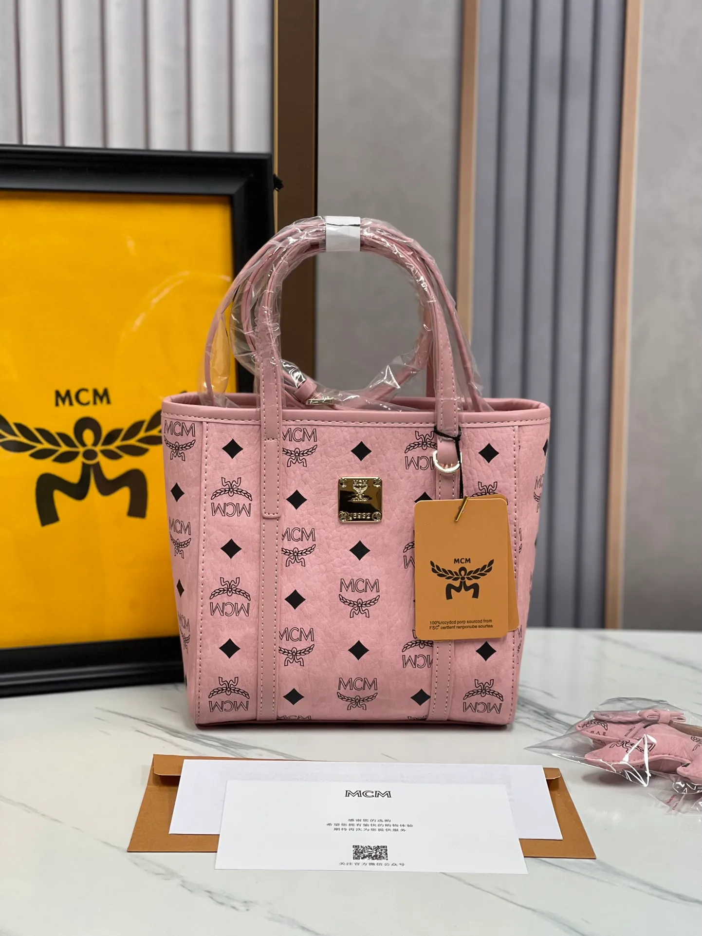 Batch 360💰🎋MCM counter new color·Sakura pink🌸·New upgraded version·High quality✈️ Comes with environmentally friendly gift box♻️🎁Packaging model: 190820 Toni Visetos shopping bag has a new look, super beautiful👗 This compact shopping bag is multi-functional and will last forever. Don't let the size of this mini tote fool you, it's designed with spacious interior and exterior compartments to store all your small essentials. The cotton canvas lining features a print inspired by street fashion, subtly retaining MCM's adventurous aesthetic. Pair it with the included cross-body strap for hands-free functionality and greater portability. 18.5x19x9.5cm🌸