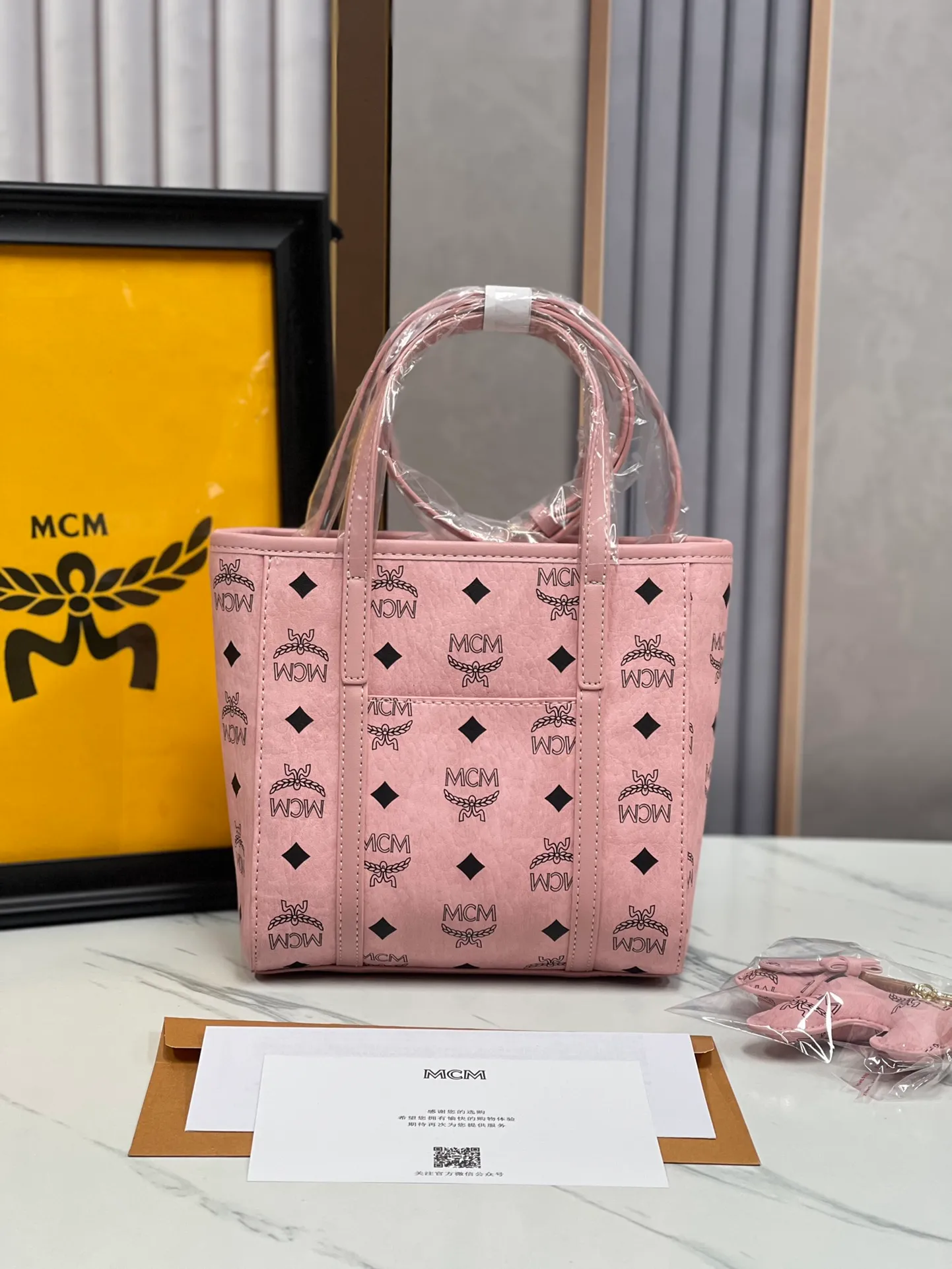 Batch 360💰🎋MCM counter new color·Sakura pink🌸·New upgraded version·High quality✈️ Comes with environmentally friendly gift box♻️🎁Packaging model: 190820 Toni Visetos shopping bag has a new look, super beautiful👗 This compact shopping bag is multi-functional and will last forever. Don't let the size of this mini tote fool you, it's designed with spacious interior and exterior compartments to store all your small essentials. The cotton canvas lining features a print inspired by street fashion, subtly retaining MCM's adventurous aesthetic. Pair it with the included cross-body strap for hands-free functionality and greater portability. 18.5x19x9.5cm🌸