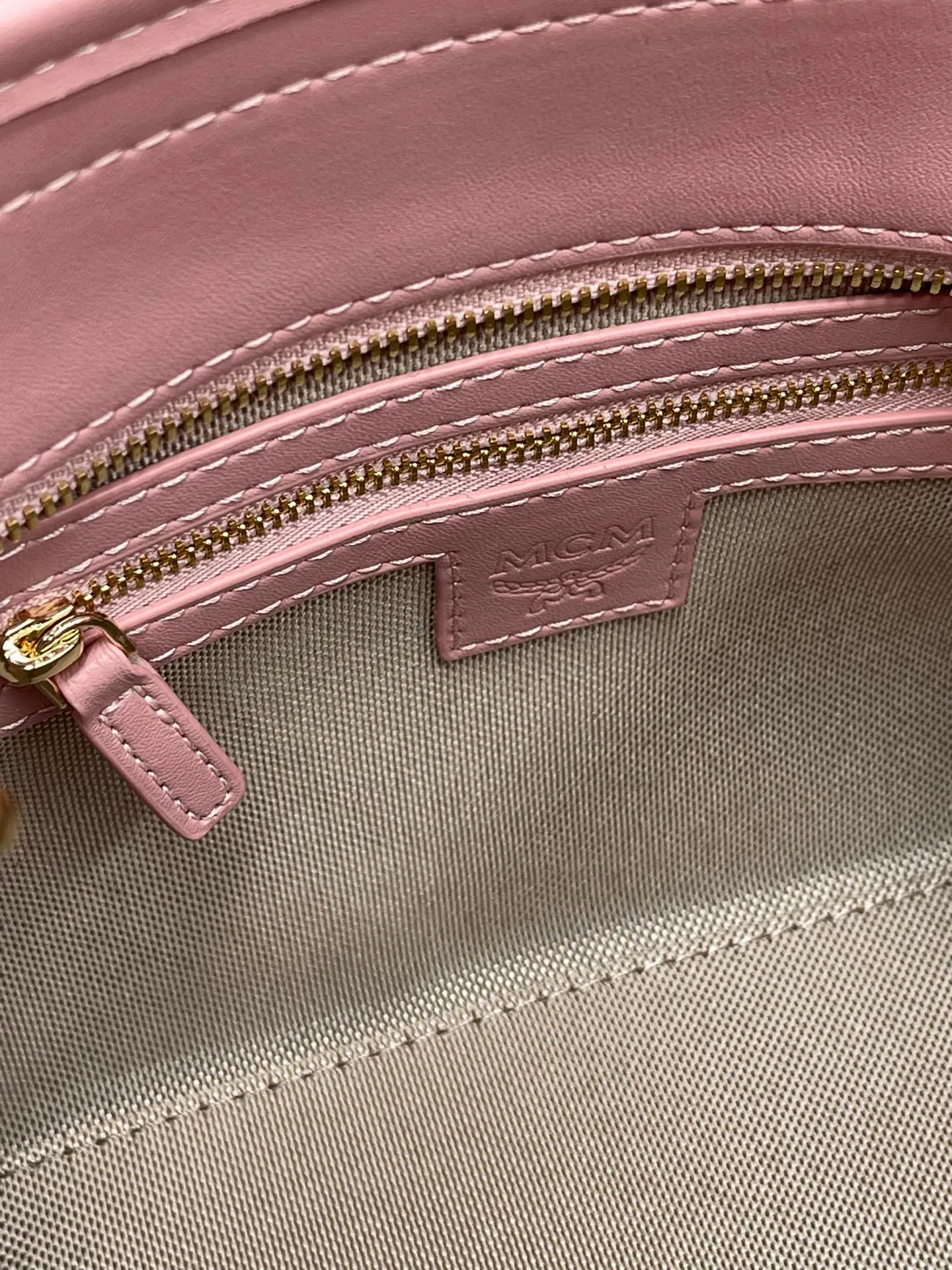 Batch 360💰🎋MCM counter new color·Sakura pink🌸·New upgraded version·High quality✈️ Comes with environmentally friendly gift box♻️🎁Packaging model: 190820 Toni Visetos shopping bag has a new look, super beautiful👗 This compact shopping bag is multi-functional and will last forever. Don't let the size of this mini tote fool you, it's designed with spacious interior and exterior compartments to store all your small essentials. The cotton canvas lining features a print inspired by street fashion, subtly retaining MCM's adventurous aesthetic. Pair it with the included cross-body strap for hands-free functionality and greater portability. 18.5x19x9.5cm🌸