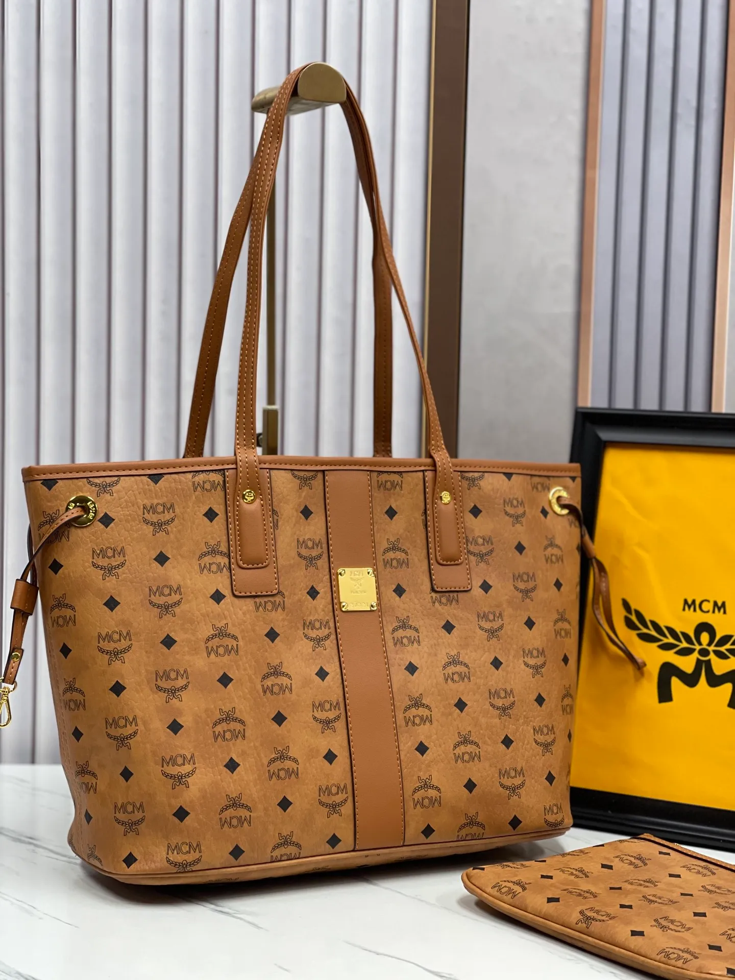 P420💰💐MCM newly upgraded · high quality · shopping bag master series with counter environmentally friendly ♻️ gift box packaging 🎁 [exclusive real shot] model 01. This practical shopping bag in classic Visetos material is trimmed with Nappa leather and can be easily reversible to reveal the optical check print on the back. Plus, its roomy exterior allows for instant adjustments via the leather drawstring. The bag also comes with a detachable clutch that can be used as a separate wallet for short trips, allowing for unparalleled versatility. Medium size: approx. 17.0 x 36.0 x 28.0 cm Medium