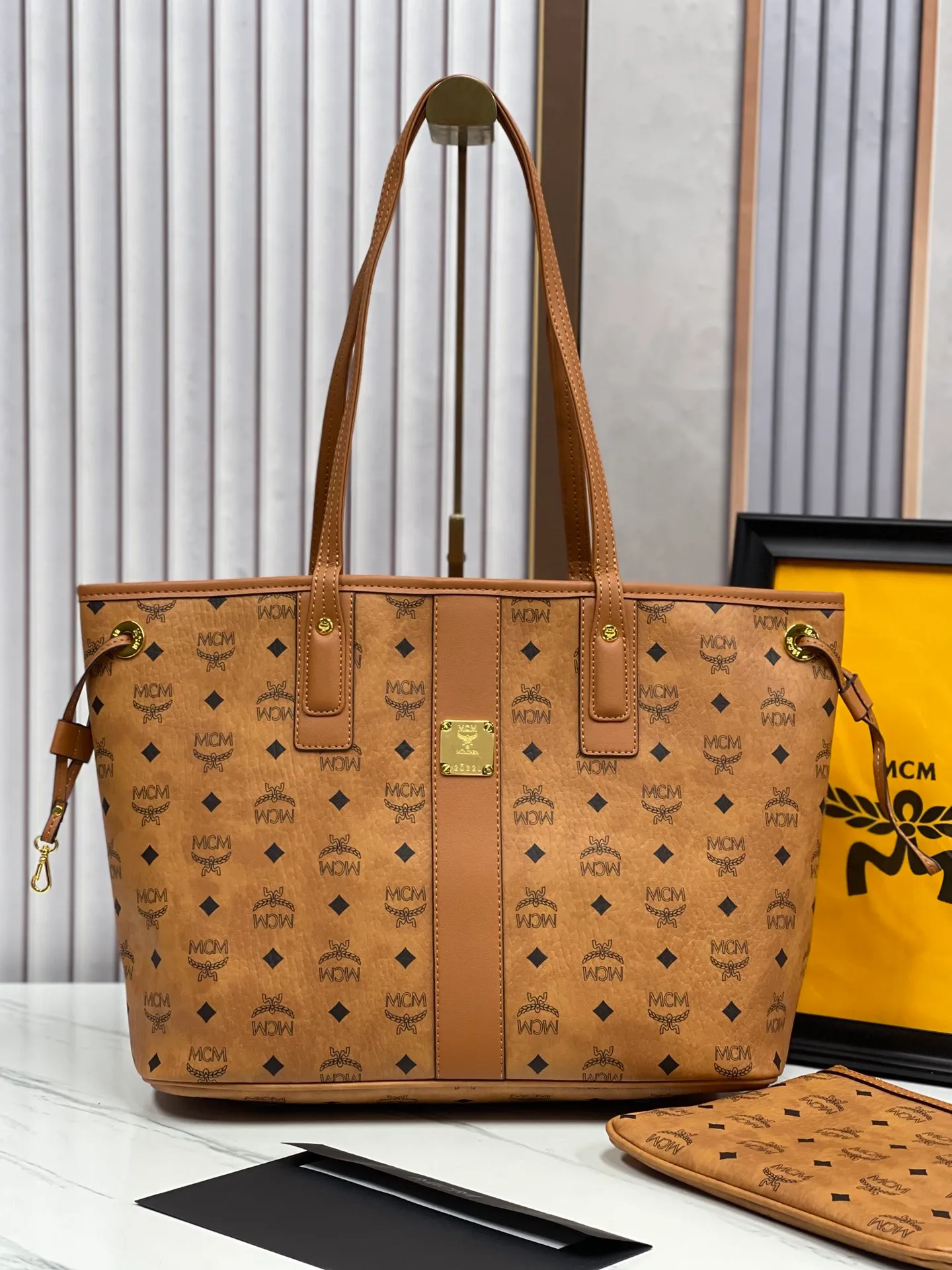 P420💰💐MCM newly upgraded · high quality · shopping bag master series with counter environmentally friendly ♻️ gift box packaging 🎁 [exclusive real shot] model 01. This practical shopping bag in classic Visetos material is trimmed with Nappa leather and can be easily reversible to reveal the optical check print on the back. Plus, its roomy exterior allows for instant adjustments via the leather drawstring. The bag also comes with a detachable clutch that can be used as a separate wallet for short trips, allowing for unparalleled versatility. Medium size: approx. 17.0 x 36.0 x 28.0 cm Medium