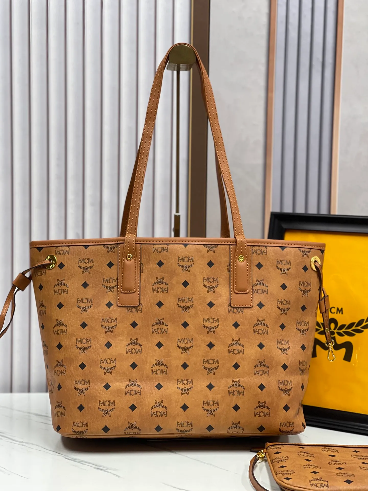 P420💰💐MCM newly upgraded · high quality · shopping bag master series with counter environmentally friendly ♻️ gift box packaging 🎁 [exclusive real shot] model 01. This practical shopping bag in classic Visetos material is trimmed with Nappa leather and can be easily reversible to reveal the optical check print on the back. Plus, its roomy exterior allows for instant adjustments via the leather drawstring. The bag also comes with a detachable clutch that can be used as a separate wallet for short trips, allowing for unparalleled versatility. Medium size: approx. 17.0 x 36.0 x 28.0 cm Medium