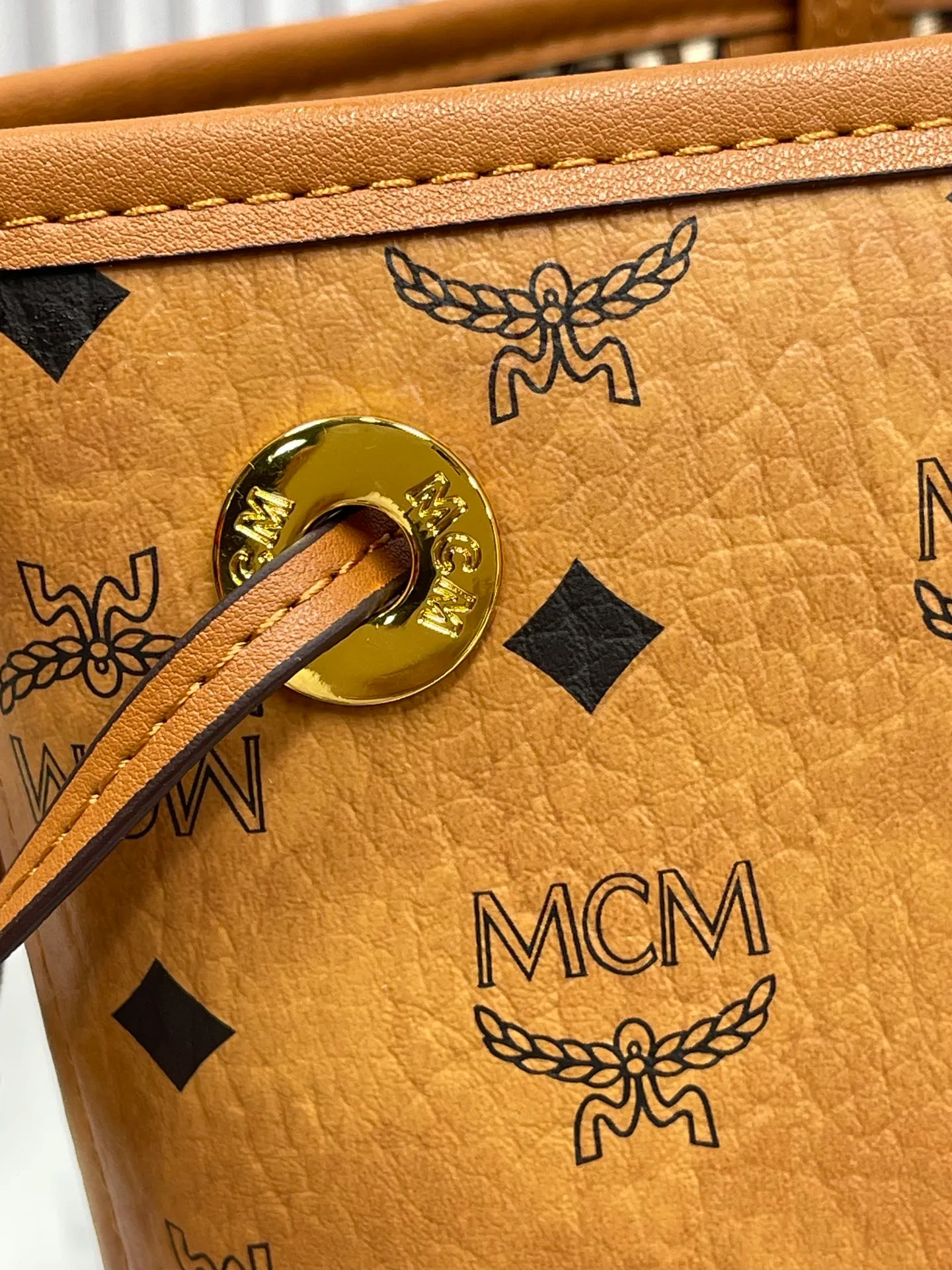 P420💰💐MCM newly upgraded · high quality · shopping bag master series with counter environmentally friendly ♻️ gift box packaging 🎁 [exclusive real shot] model 01. This practical shopping bag in classic Visetos material is trimmed with Nappa leather and can be easily reversible to reveal the optical check print on the back. Plus, its roomy exterior allows for instant adjustments via the leather drawstring. The bag also comes with a detachable clutch that can be used as a separate wallet for short trips, allowing for unparalleled versatility. Medium size: approx. 17.0 x 36.0 x 28.0 cm Medium