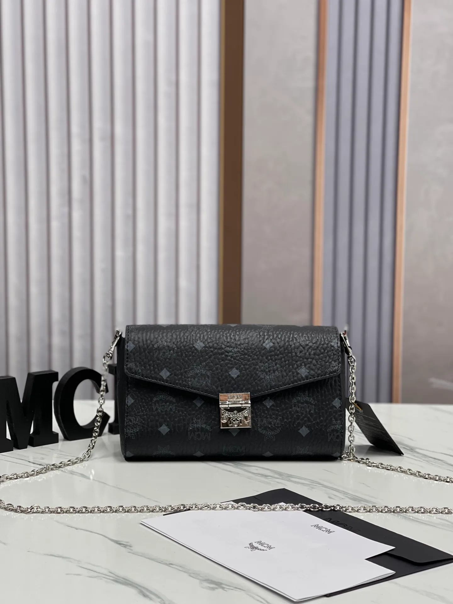 Batch 340 small size 125 medium size 💰💐MCM newly upgraded ✈️medium size chain with gift box🎁packaging 🌾model 37158-1 medium size, small size This Tracy front flap crossbody bag is made of MCM classic visetos material. It is a classic item created for MCM users. It is equipped with a detachable chain strap and a bay leaf lock, which always interprets the MCM brand spirit. Size: Actual medium size 23.5*13.5cm, small size 18·11