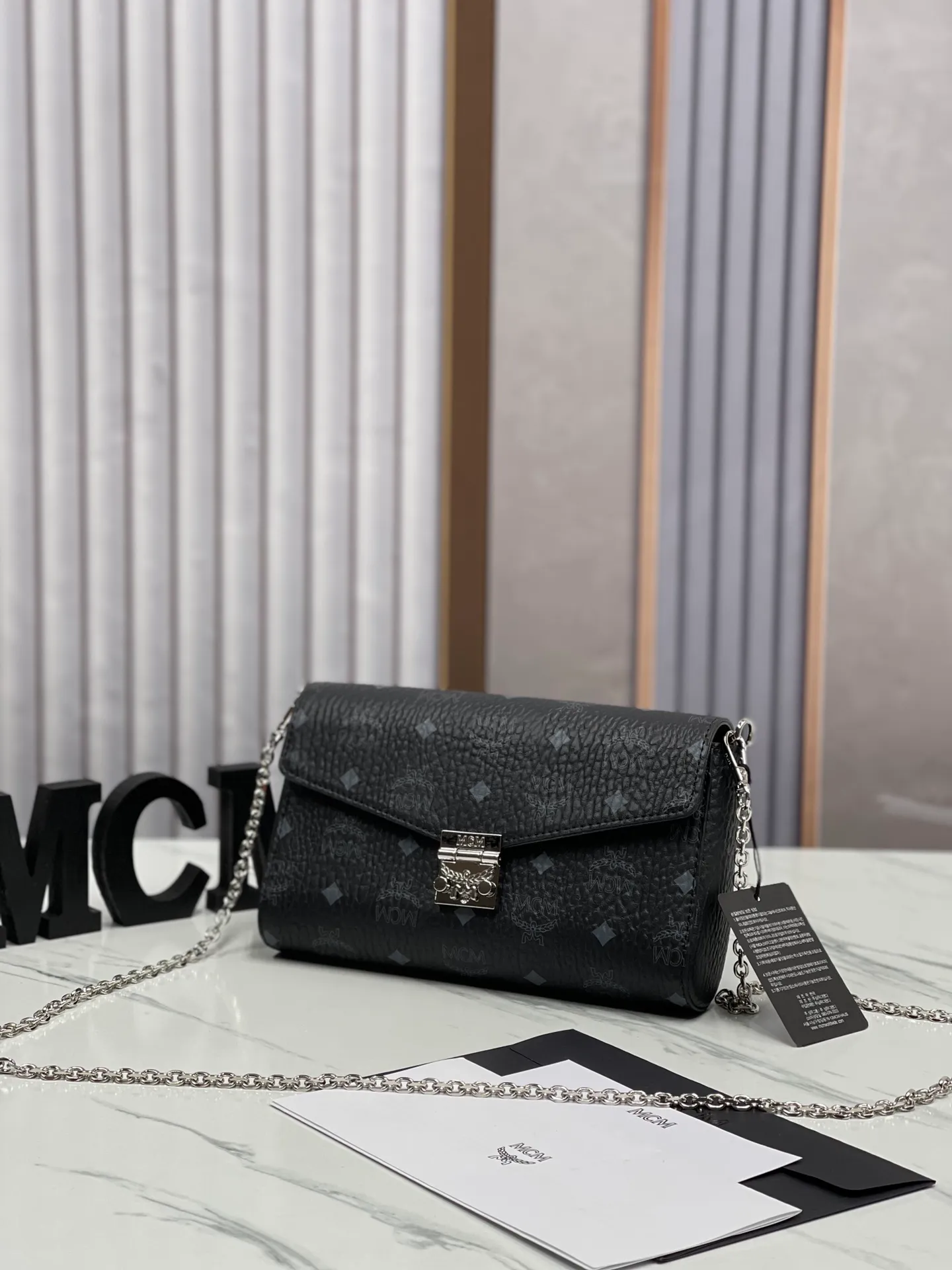 Batch 340 small size 125 medium size 💰💐MCM newly upgraded ✈️medium size chain with gift box🎁packaging 🌾model 37158-1 medium size, small size This Tracy front flap crossbody bag is made of MCM classic visetos material. It is a classic item created for MCM users. It is equipped with a detachable chain strap and a bay leaf lock, which always interprets the MCM brand spirit. Size: Actual medium size 23.5*13.5cm, small size 18·11