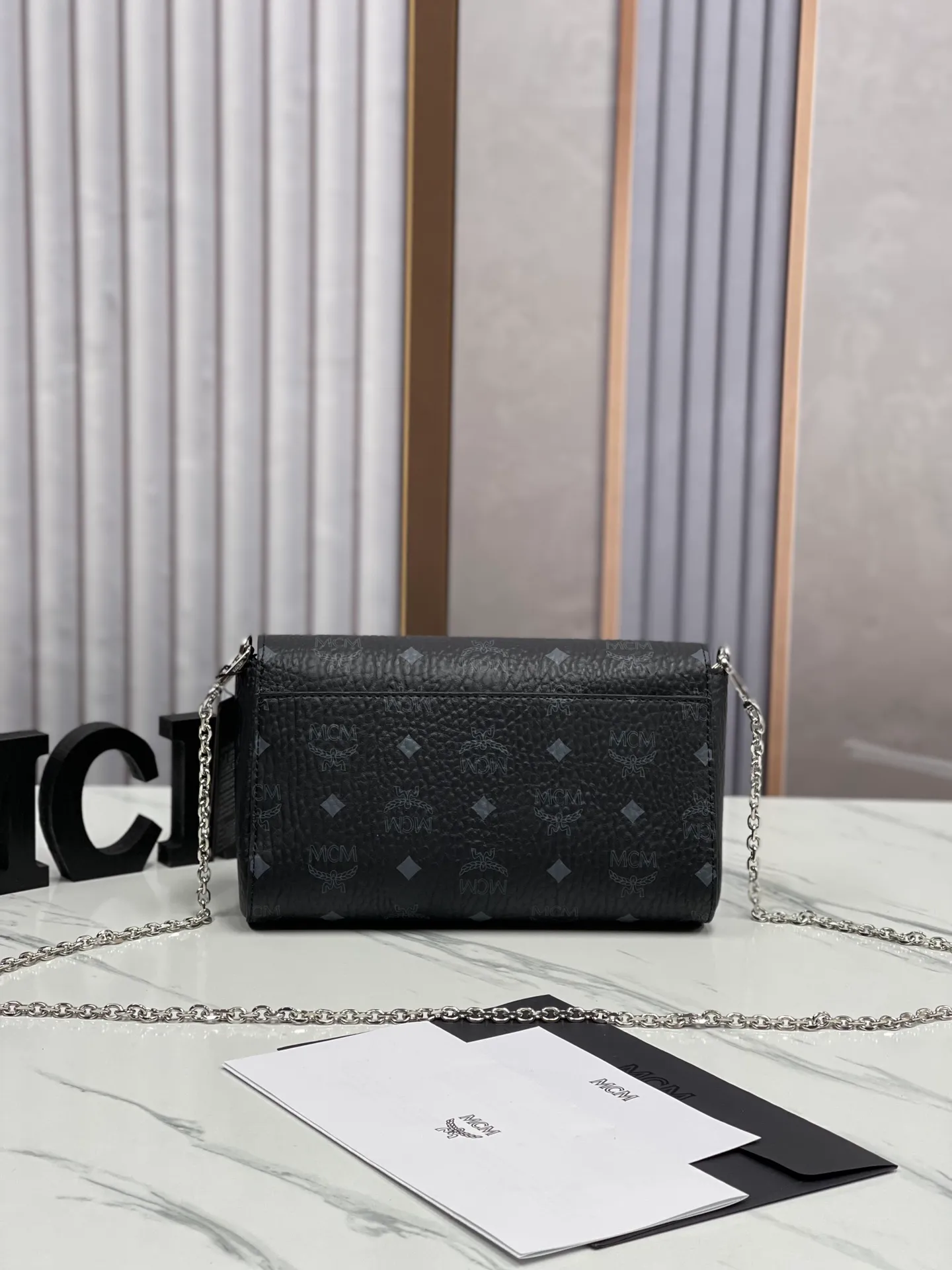 Batch 340 small size 125 medium size 💰💐MCM newly upgraded ✈️medium size chain with gift box🎁packaging 🌾model 37158-1 medium size, small size This Tracy front flap crossbody bag is made of MCM classic visetos material. It is a classic item created for MCM users. It is equipped with a detachable chain strap and a bay leaf lock, which always interprets the MCM brand spirit. Size: Actual medium size 23.5*13.5cm, small size 18·11