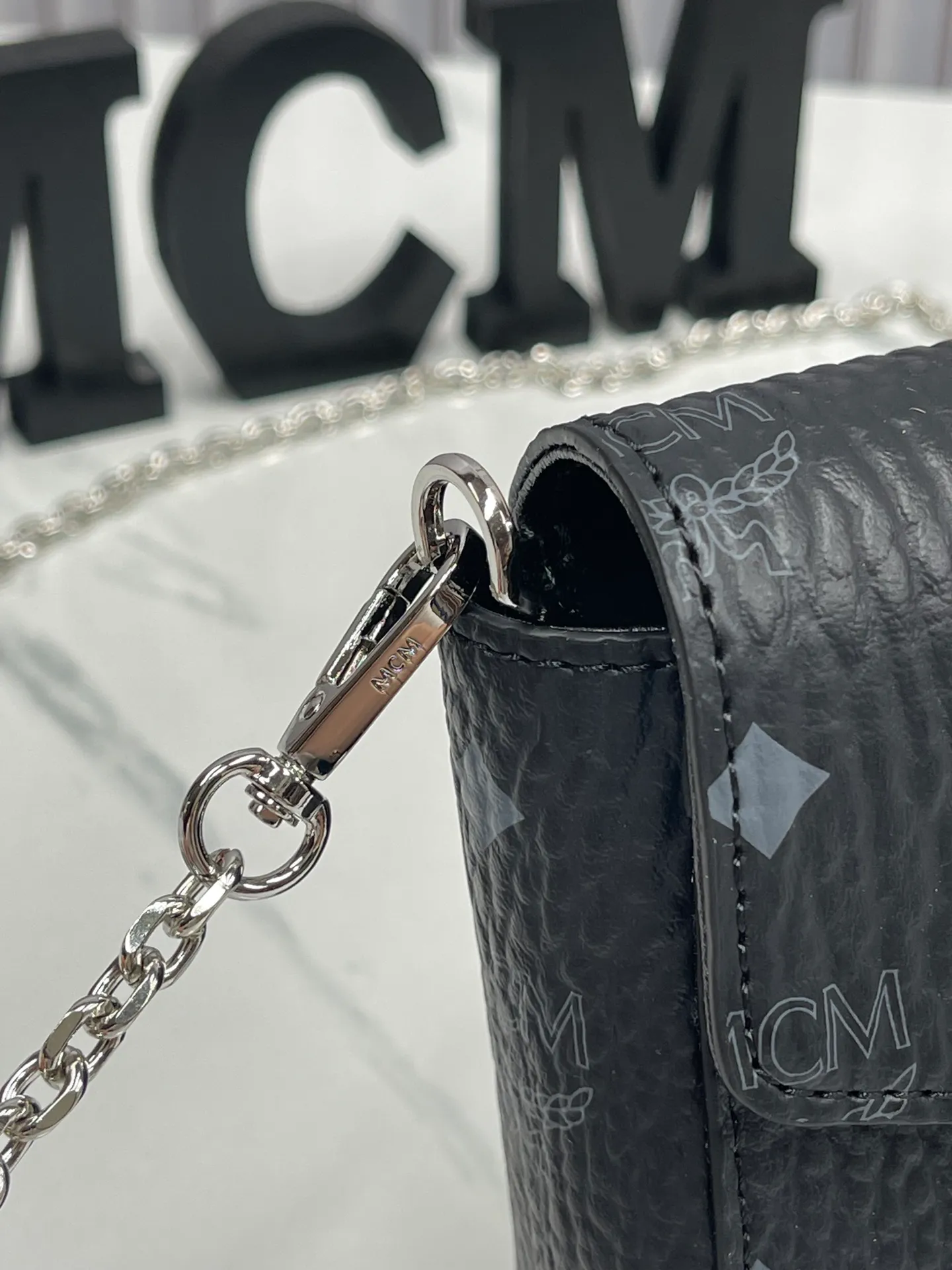 Batch 340 small size 125 medium size 💰💐MCM newly upgraded ✈️medium size chain with gift box🎁packaging 🌾model 37158-1 medium size, small size This Tracy front flap crossbody bag is made of MCM classic visetos material. It is a classic item created for MCM users. It is equipped with a detachable chain strap and a bay leaf lock, which always interprets the MCM brand spirit. Size: Actual medium size 23.5*13.5cm, small size 18·11