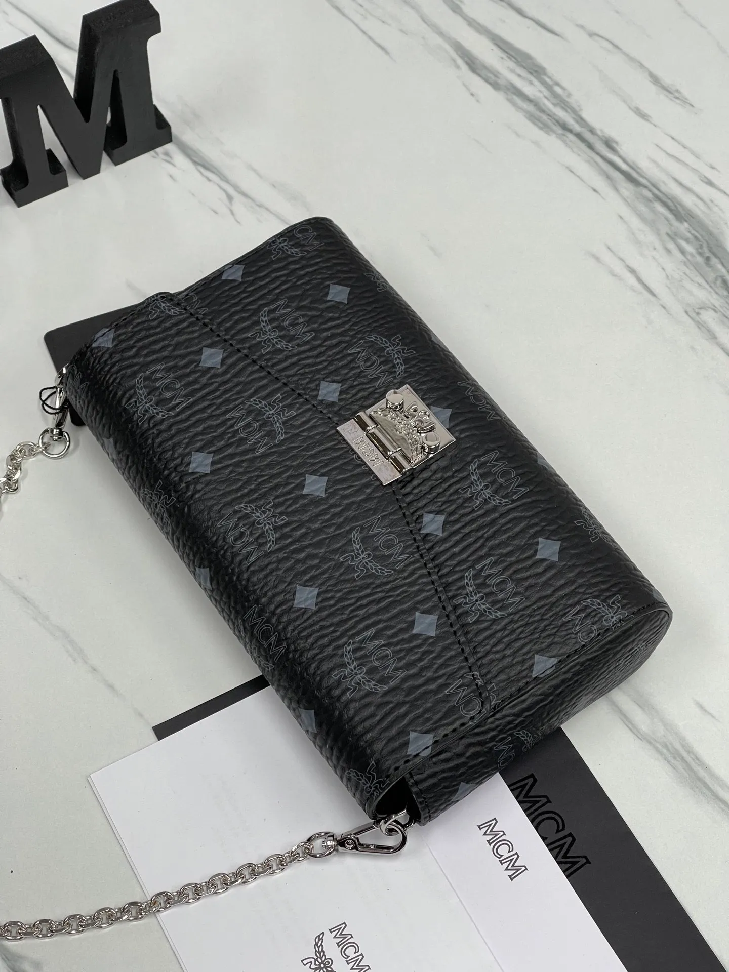 Batch 340 small size 125 medium size 💰💐MCM newly upgraded ✈️medium size chain with gift box🎁packaging 🌾model 37158-1 medium size, small size This Tracy front flap crossbody bag is made of MCM classic visetos material. It is a classic item created for MCM users. It is equipped with a detachable chain strap and a bay leaf lock, which always interprets the MCM brand spirit. Size: Actual medium size 23.5*13.5cm, small size 18·11