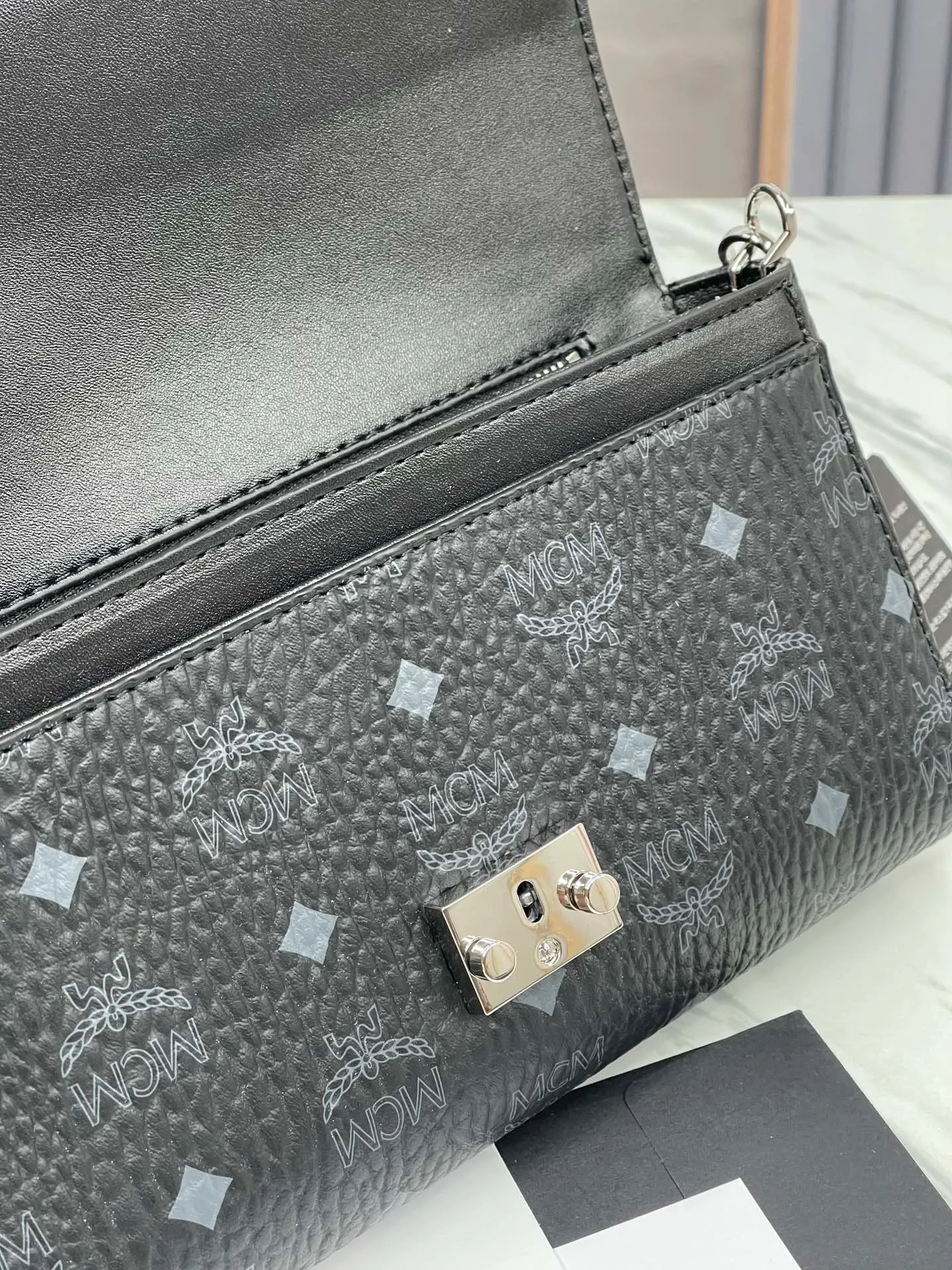 Batch 340 small size 125 medium size 💰💐MCM newly upgraded ✈️medium size chain with gift box🎁packaging 🌾model 37158-1 medium size, small size This Tracy front flap crossbody bag is made of MCM classic visetos material. It is a classic item created for MCM users. It is equipped with a detachable chain strap and a bay leaf lock, which always interprets the MCM brand spirit. Size: Actual medium size 23.5*13.5cm, small size 18·11