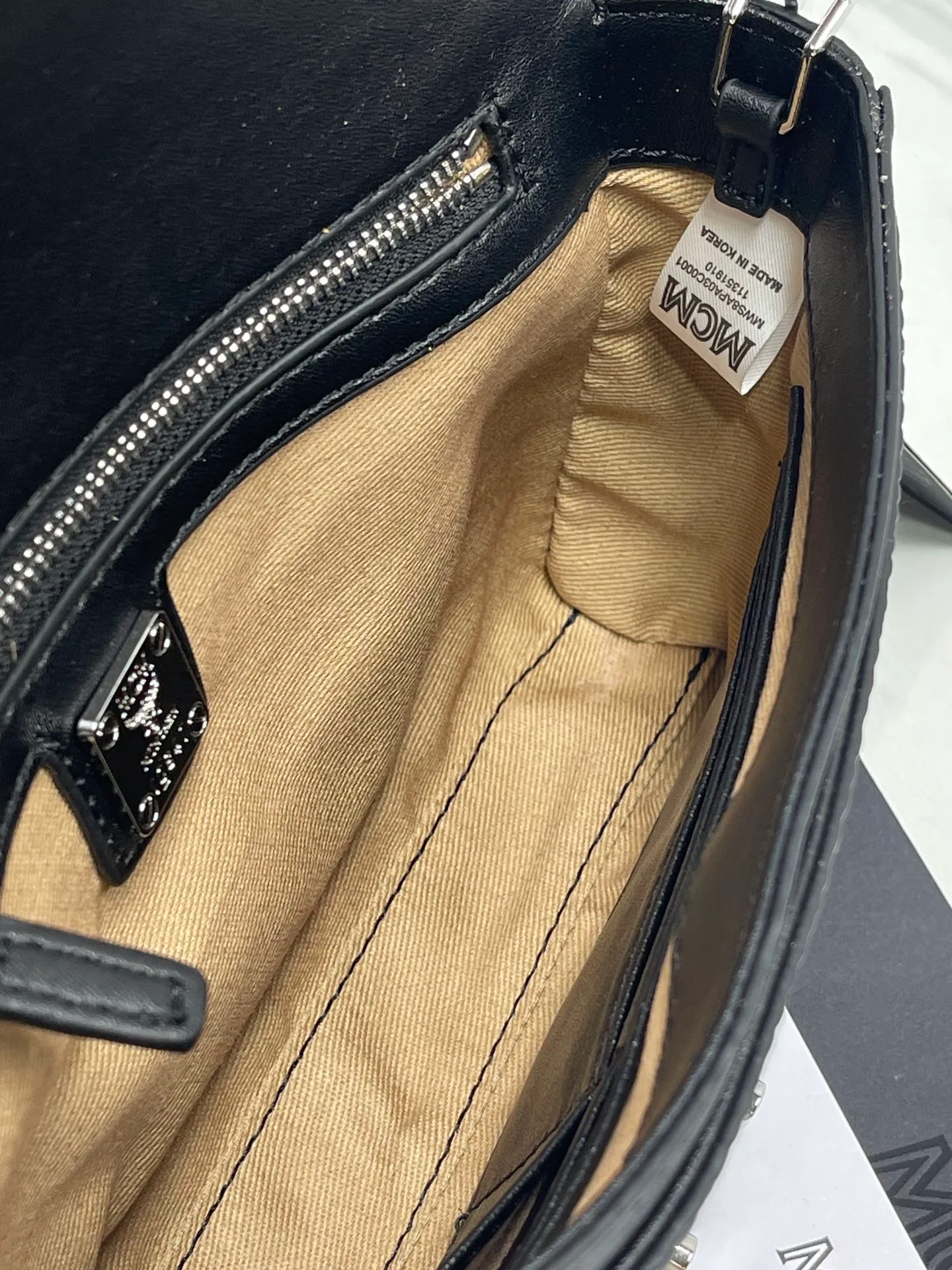 Batch 340 small size 125 medium size 💰💐MCM newly upgraded ✈️medium size chain with gift box🎁packaging 🌾model 37158-1 medium size, small size This Tracy front flap crossbody bag is made of MCM classic visetos material. It is a classic item created for MCM users. It is equipped with a detachable chain strap and a bay leaf lock, which always interprets the MCM brand spirit. Size: Actual medium size 23.5*13.5cm, small size 18·11