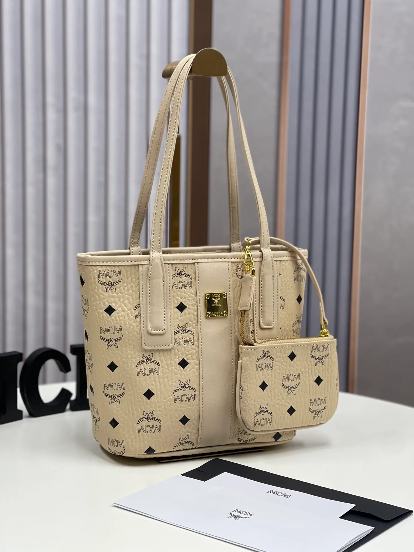 Batch 400💰💐MCM newly upgraded ✈️With gift box🎁Packaging [Exclusive real shot] Model 086. Two classic looks combined into one everyday piece. This medium-sized Liz shopping bag is made of Visetos and Nappa calf leather and is reversible. The inside can be flipped out to reveal Cubic's classic pattern. Plus, the lightweight exterior expands and contracts with the leather drawstring. The included detachable zippered clutch adds to the functionality of this shopping bag and can also be removed and used as a separate wallet for short trips. Mini size: about 22X11X20