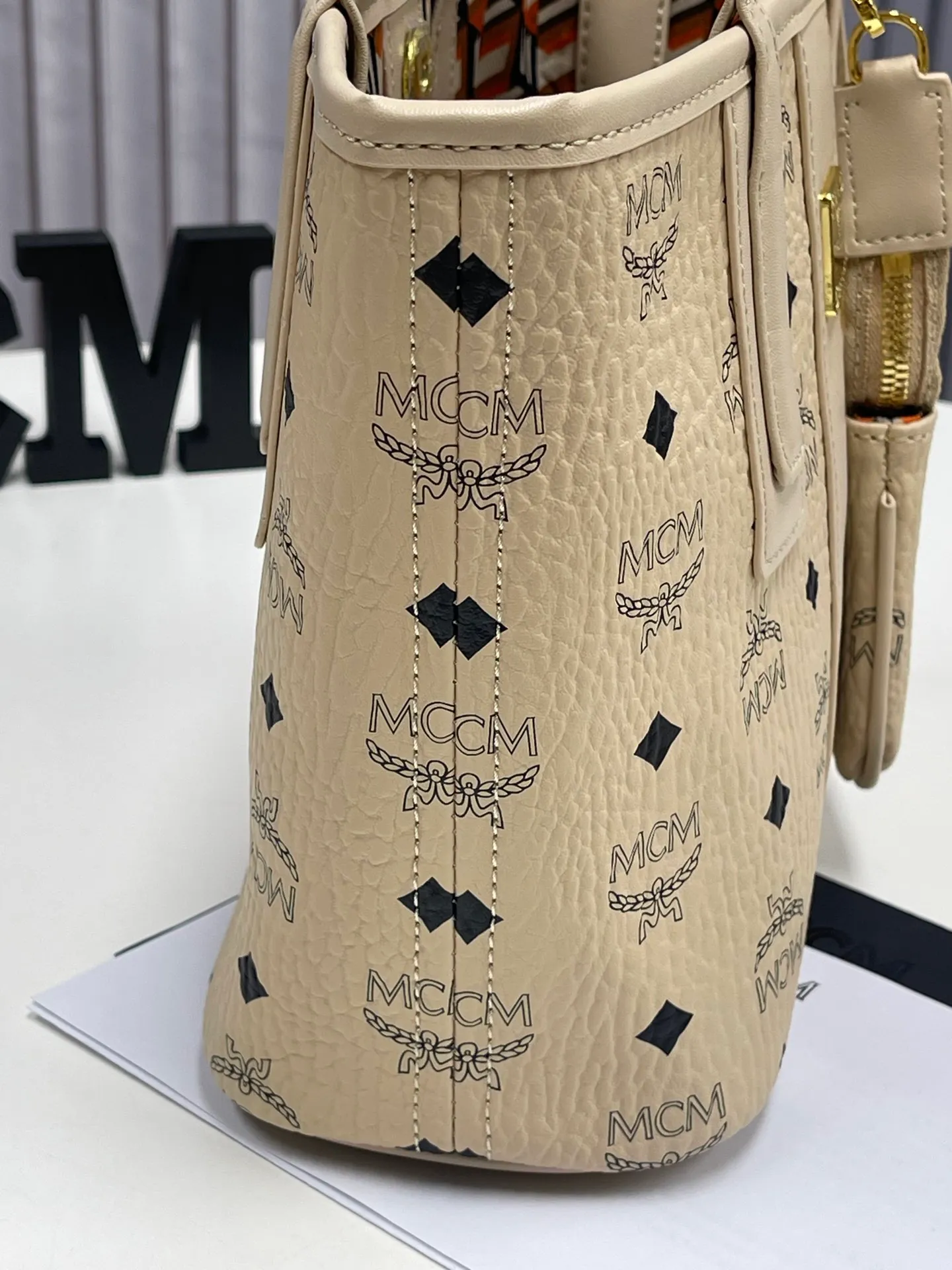 Batch 400💰💐MCM newly upgraded ✈️With gift box🎁Packaging [Exclusive real shot] Model 086. Two classic looks combined into one everyday piece. This medium-sized Liz shopping bag is made of Visetos and Nappa calf leather and is reversible. The inside can be flipped out to reveal Cubic's classic pattern. Plus, the lightweight exterior expands and contracts with the leather drawstring. The included detachable zippered clutch adds to the functionality of this shopping bag and can also be removed and used as a separate wallet for short trips. Mini size: about 22X11X20
