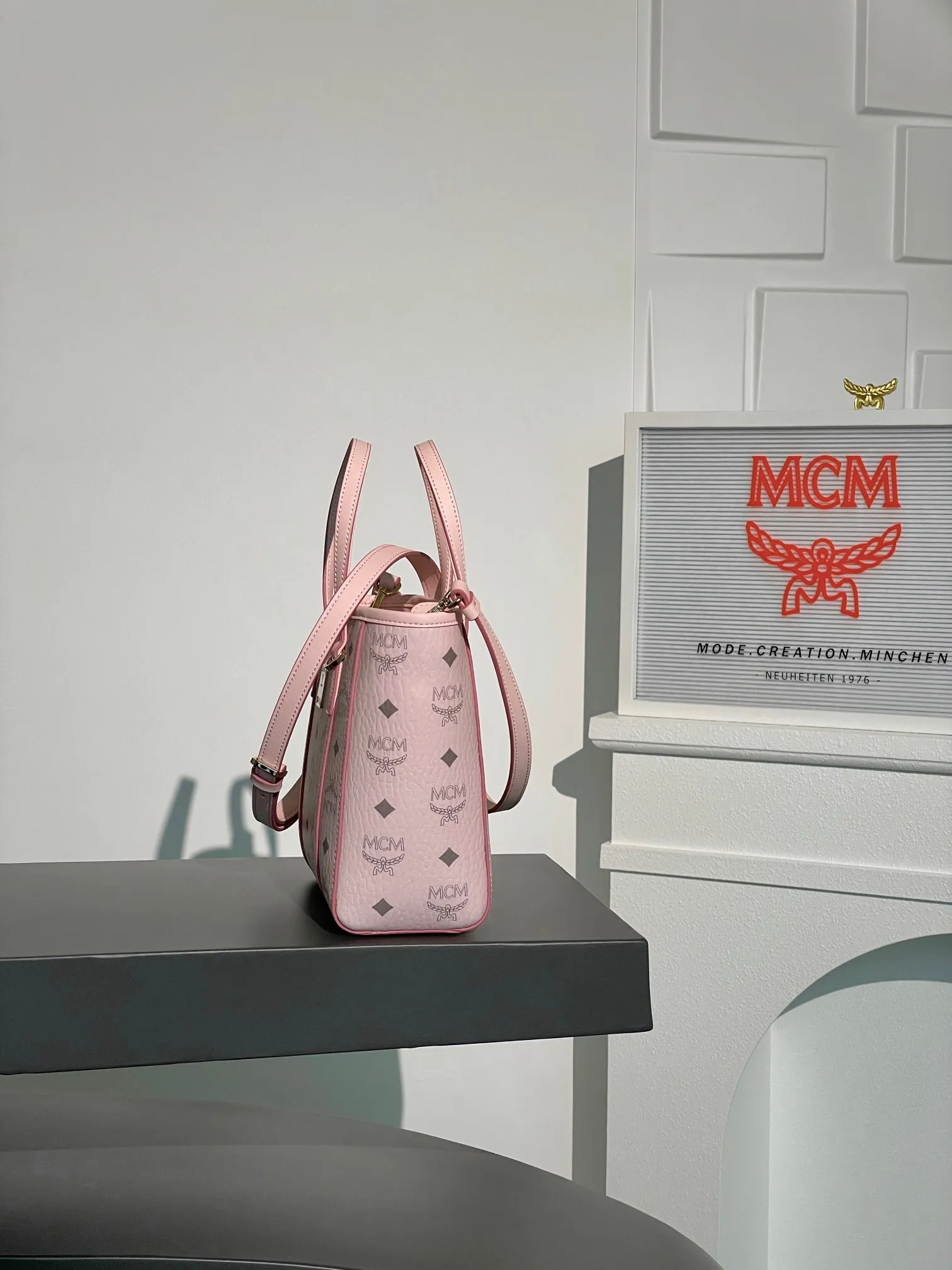 𝗠𝗖𝗠 𝗔𝗿𝗲𝗻 𝗩𝗶𝘀𝗲𝘁𝗼𝘀 𝗠𝗶𝗻𝗶 🆕New version of light pink shopping bag vegetable basket New upgrade💰P520 Exclusive®️Light Pink 🉑️One shoulder 🉑️Crossbody, the new version is on sale simultaneously on the official website! Super classic vegetable basket! Matching, daily use, functionality, and cost-effectiveness are all key points! A very good bag. Inherited classic design, multiple carrying methods to choose from, simple and elegant, and very practical.  Size: 19*9.5*18.5cm Shoulder strap: 98-114cm/Detachable Handle: Drop length 10cm Color: Light pink/Sakura pink 💰520 Comes with gift box
