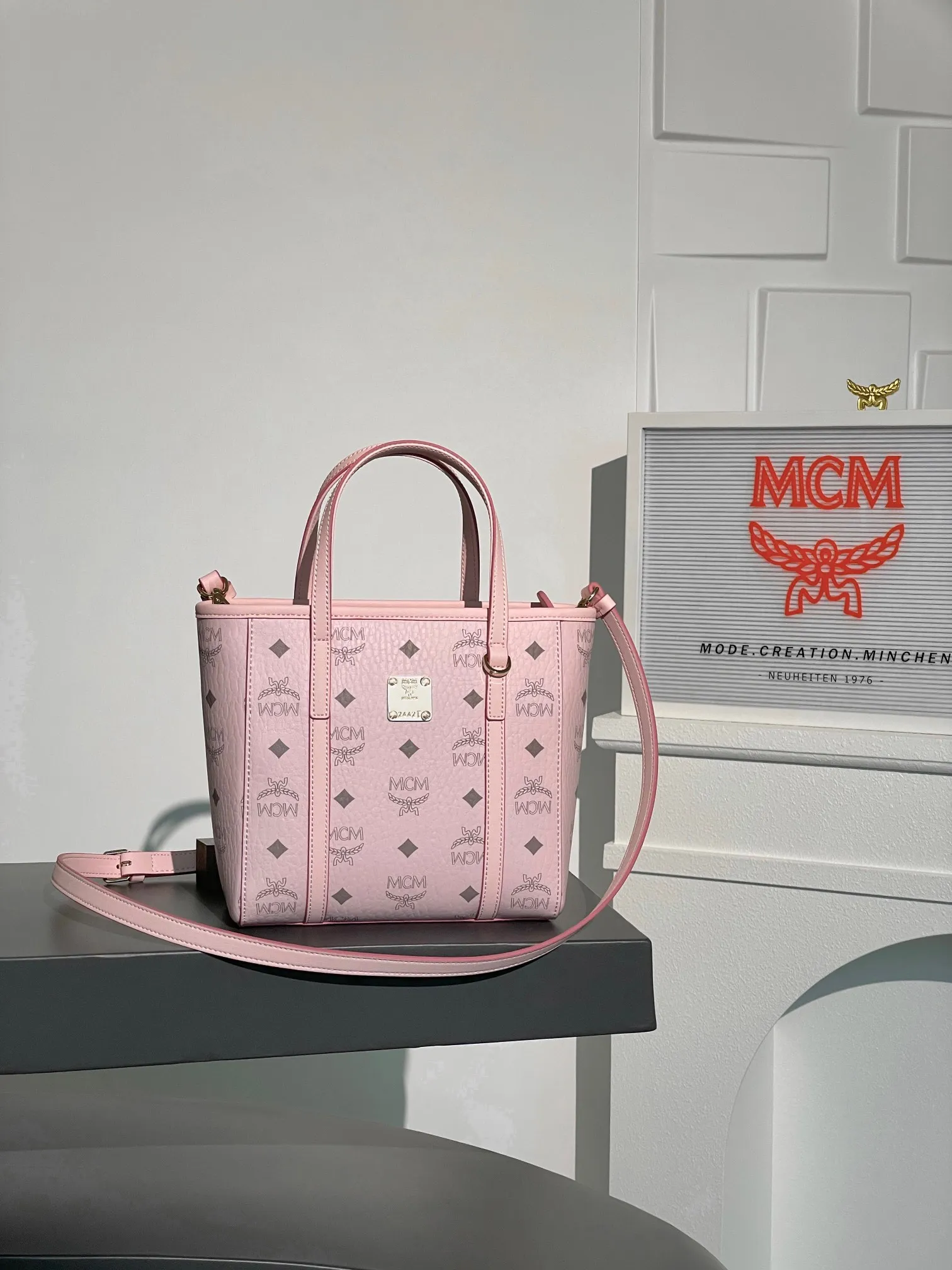 𝗠𝗖𝗠 𝗔𝗿𝗲𝗻 𝗩𝗶𝘀𝗲𝘁𝗼𝘀 𝗠𝗶𝗻𝗶 🆕New version of light pink shopping bag vegetable basket New upgrade💰P520 Exclusive®️Light Pink 🉑️One shoulder 🉑️Crossbody, the new version is on sale simultaneously on the official website! Super classic vegetable basket! Matching, daily use, functionality, and cost-effectiveness are all key points! A very good bag. Inherited classic design, multiple carrying methods to choose from, simple and elegant, and very practical.  Size: 19*9.5*18.5cm Shoulder strap: 98-114cm/Detachable Handle: Drop length 10cm Color: Light pink/Sakura pink 💰520 Comes with gift box