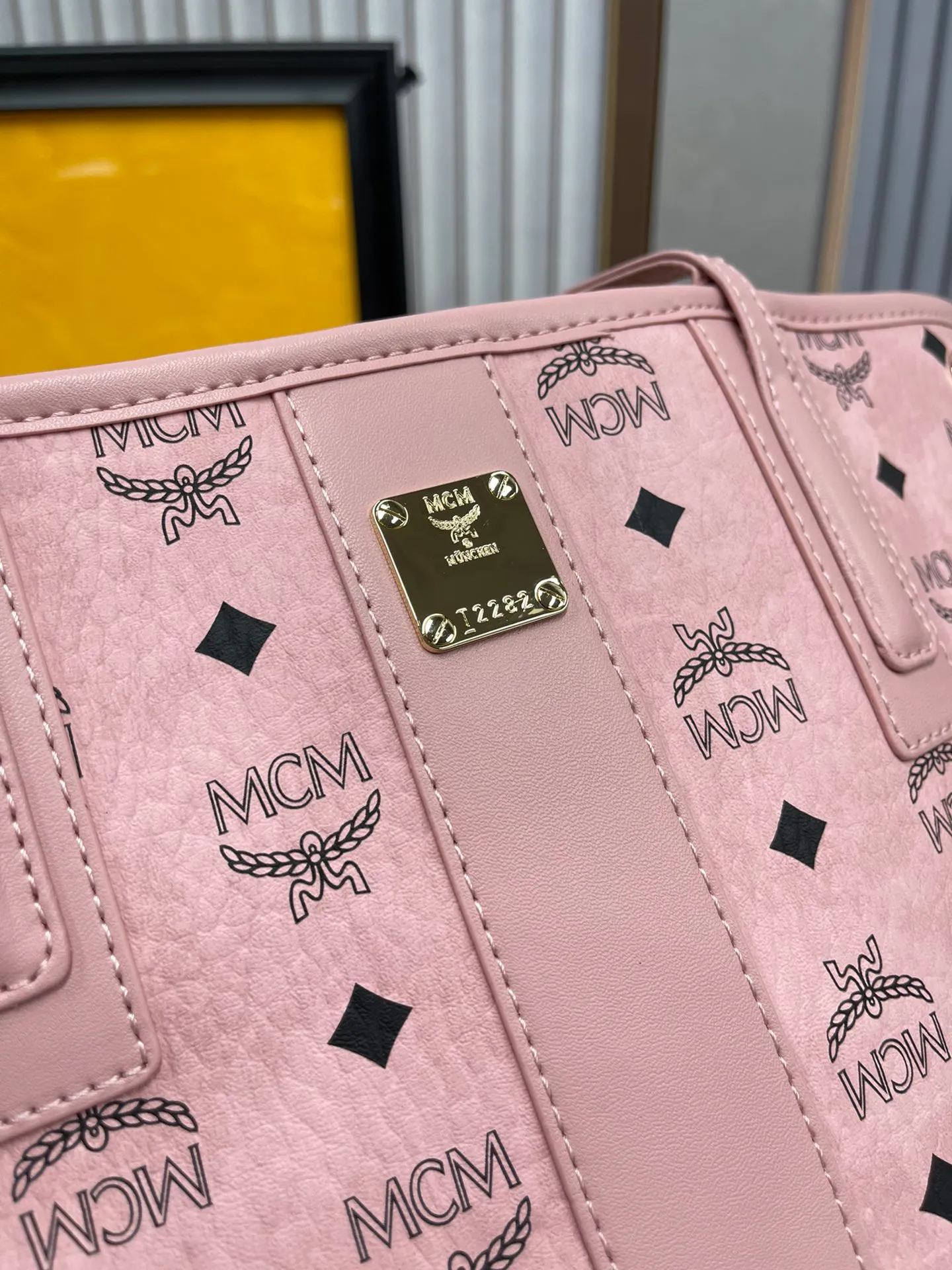 Batch 420💐MCM counter new color·Sakura pink·New upgrade✈️With gift box packaging [Exclusive real shot] Model 011 small size🔥Two classic looks are integrated into one daily item. This medium-sized Liz shopping bag is made of Visetos and Nappa calf leather and is reversible. The inside can be flipped out to reveal Cubic's classic pattern. Plus, the lightweight exterior expands and contracts with the leather drawstring. The included detachable zippered clutch adds to the functionality of this shopping bag and can also be removed and used as a separate wallet for short trips. Size: small size about 25X29X14CM