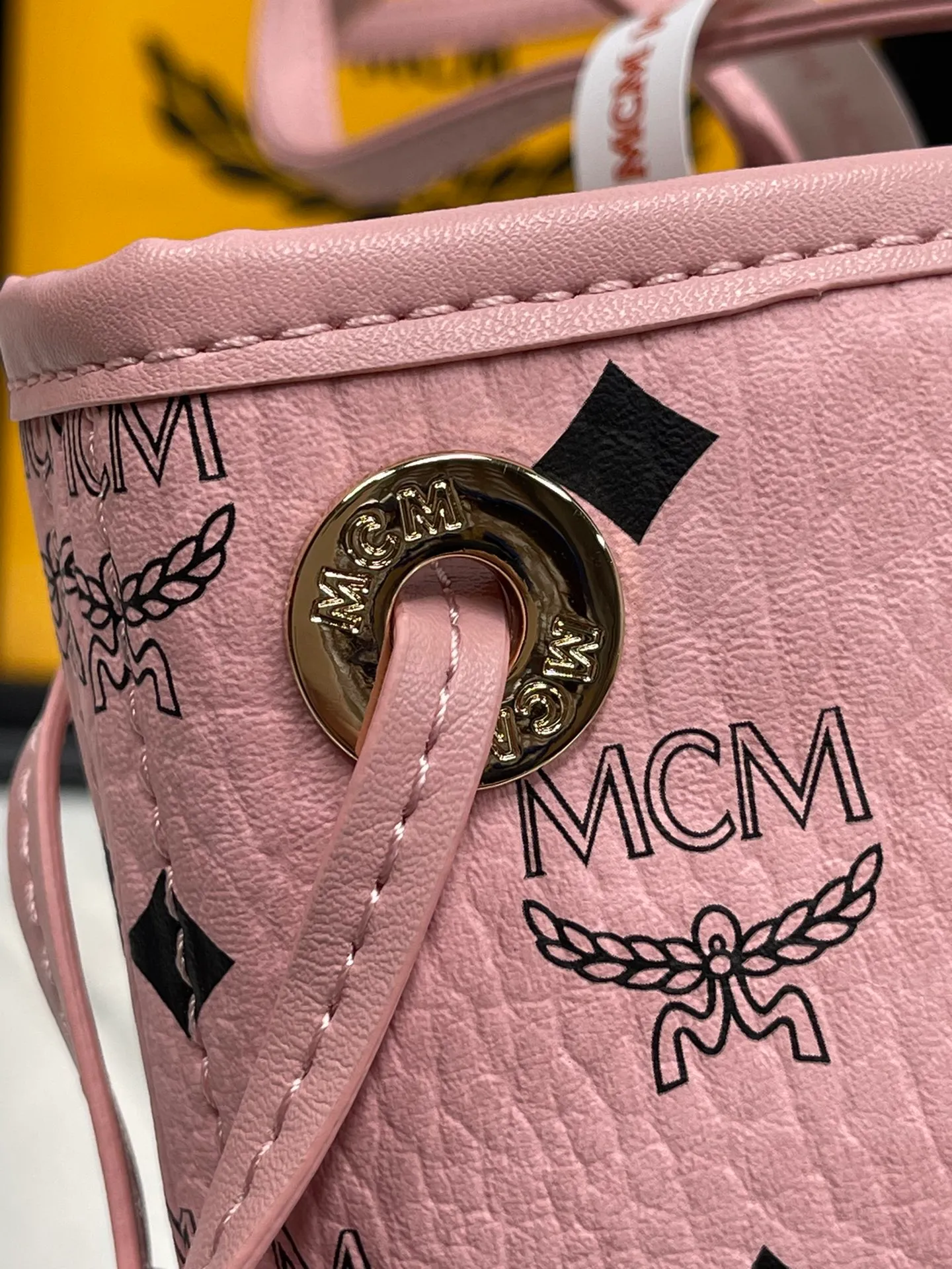 Batch 420💐MCM counter new color·Sakura pink·New upgrade✈️With gift box packaging [Exclusive real shot] Model 011 small size🔥Two classic looks are integrated into one daily item. This medium-sized Liz shopping bag is made of Visetos and Nappa calf leather and is reversible. The inside can be flipped out to reveal Cubic's classic pattern. Plus, the lightweight exterior expands and contracts with the leather drawstring. The included detachable zippered clutch adds to the functionality of this shopping bag and can also be removed and used as a separate wallet for short trips. Size: small size about 25X29X14CM