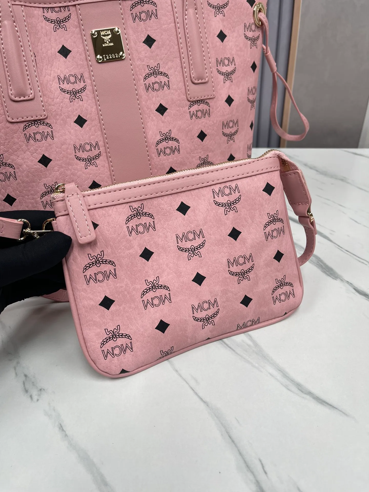 Batch 420💐MCM counter new color·Sakura pink·New upgrade✈️With gift box packaging [Exclusive real shot] Model 011 small size🔥Two classic looks are integrated into one daily item. This medium-sized Liz shopping bag is made of Visetos and Nappa calf leather and is reversible. The inside can be flipped out to reveal Cubic's classic pattern. Plus, the lightweight exterior expands and contracts with the leather drawstring. The included detachable zippered clutch adds to the functionality of this shopping bag and can also be removed and used as a separate wallet for short trips. Size: small size about 25X29X14CM