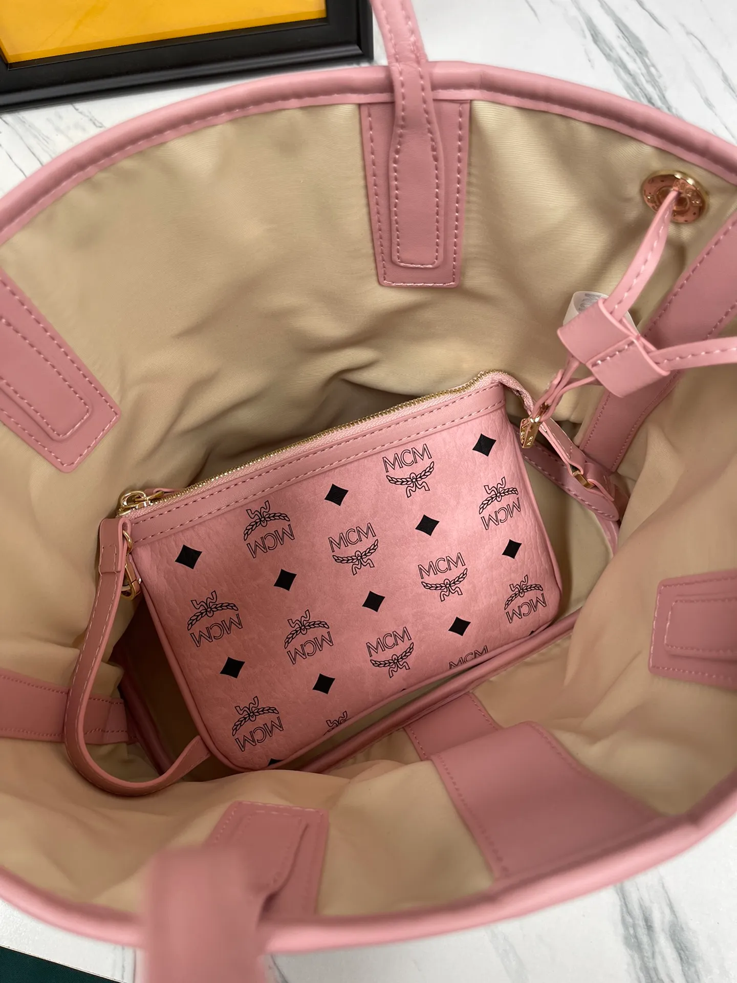 Batch 420💐MCM counter new color·Sakura pink·New upgrade✈️With gift box packaging [Exclusive real shot] Model 011 small size🔥Two classic looks are integrated into one daily item. This medium-sized Liz shopping bag is made of Visetos and Nappa calf leather and is reversible. The inside can be flipped out to reveal Cubic's classic pattern. Plus, the lightweight exterior expands and contracts with the leather drawstring. The included detachable zippered clutch adds to the functionality of this shopping bag and can also be removed and used as a separate wallet for short trips. Size: small size about 25X29X14CM