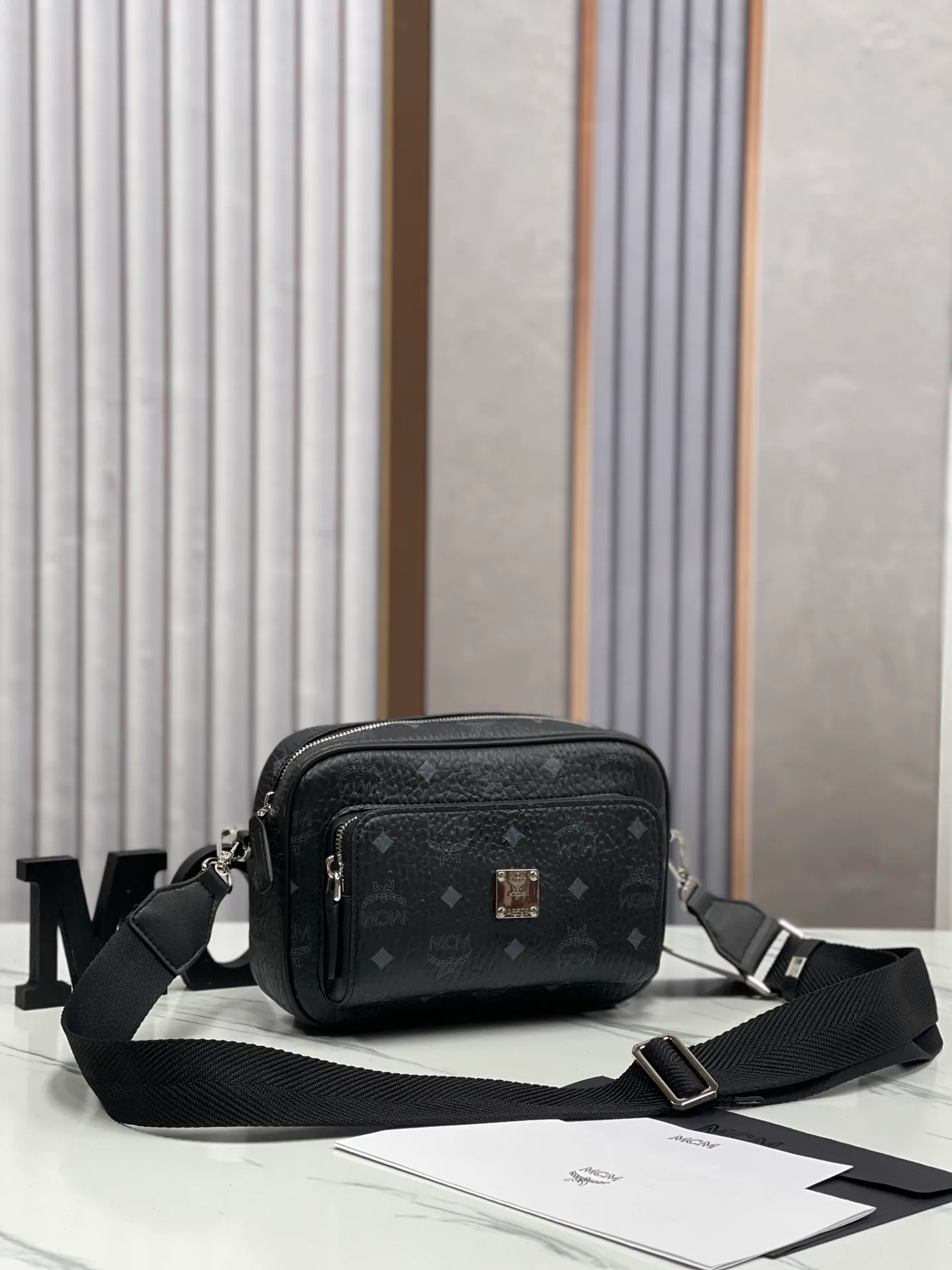 Batch 380 large size 💰MCM fully upgraded 🇰🇷with counter environmentally friendly ♻️ gift box 🎁 (upgraded version without dog accessories) camera bag. Shoulder bag ⚡ykk zipper / counter original customization (dust bag / Korean Lotte Duty Free Shop label ⚡🛃 Size: large 22X15X8. 🌸 Close