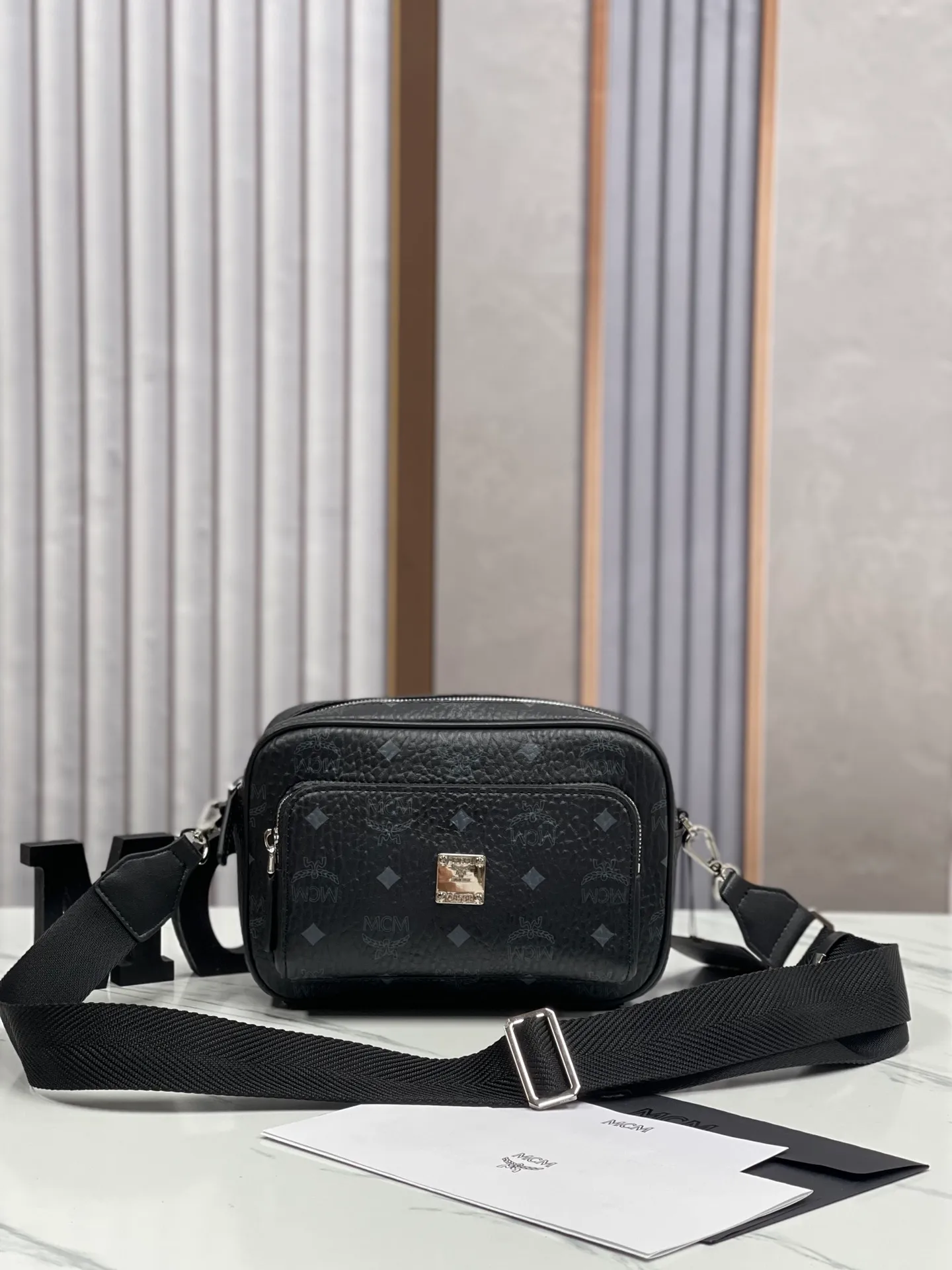 Batch 380 large size 💰MCM fully upgraded 🇰🇷with counter environmentally friendly ♻️ gift box 🎁 (upgraded version without dog accessories) camera bag. Shoulder bag ⚡ykk zipper / counter original customization (dust bag / Korean Lotte Duty Free Shop label ⚡🛃 Size: large 22X15X8. 🌸 Close