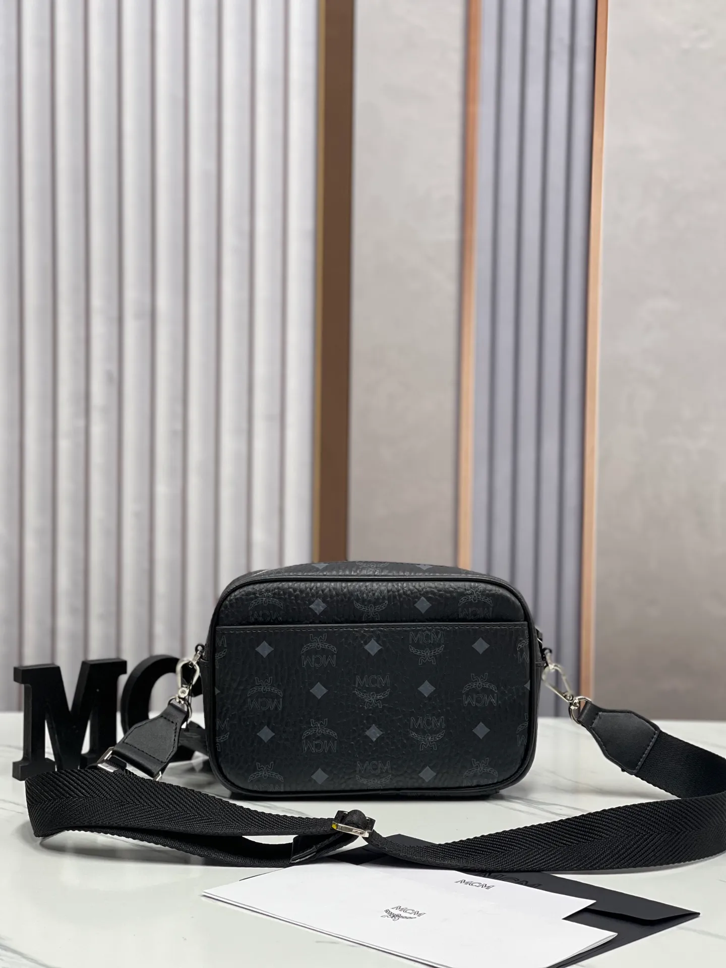 Batch 380 large size 💰MCM fully upgraded 🇰🇷with counter environmentally friendly ♻️ gift box 🎁 (upgraded version without dog accessories) camera bag. Shoulder bag ⚡ykk zipper / counter original customization (dust bag / Korean Lotte Duty Free Shop label ⚡🛃 Size: large 22X15X8. 🌸 Close
