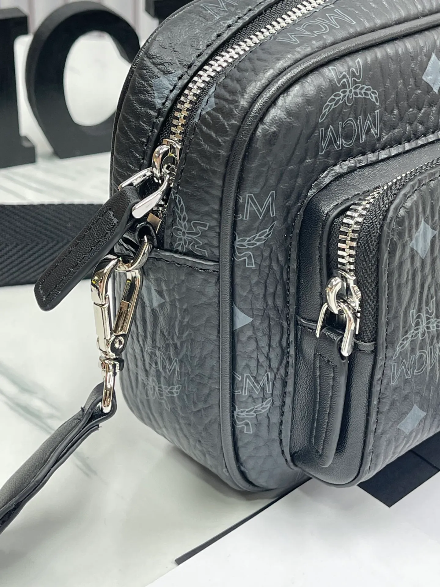 Batch 380 large size 💰MCM fully upgraded 🇰🇷with counter environmentally friendly ♻️ gift box 🎁 (upgraded version without dog accessories) camera bag. Shoulder bag ⚡ykk zipper / counter original customization (dust bag / Korean Lotte Duty Free Shop label ⚡🛃 Size: large 22X15X8. 🌸 Close