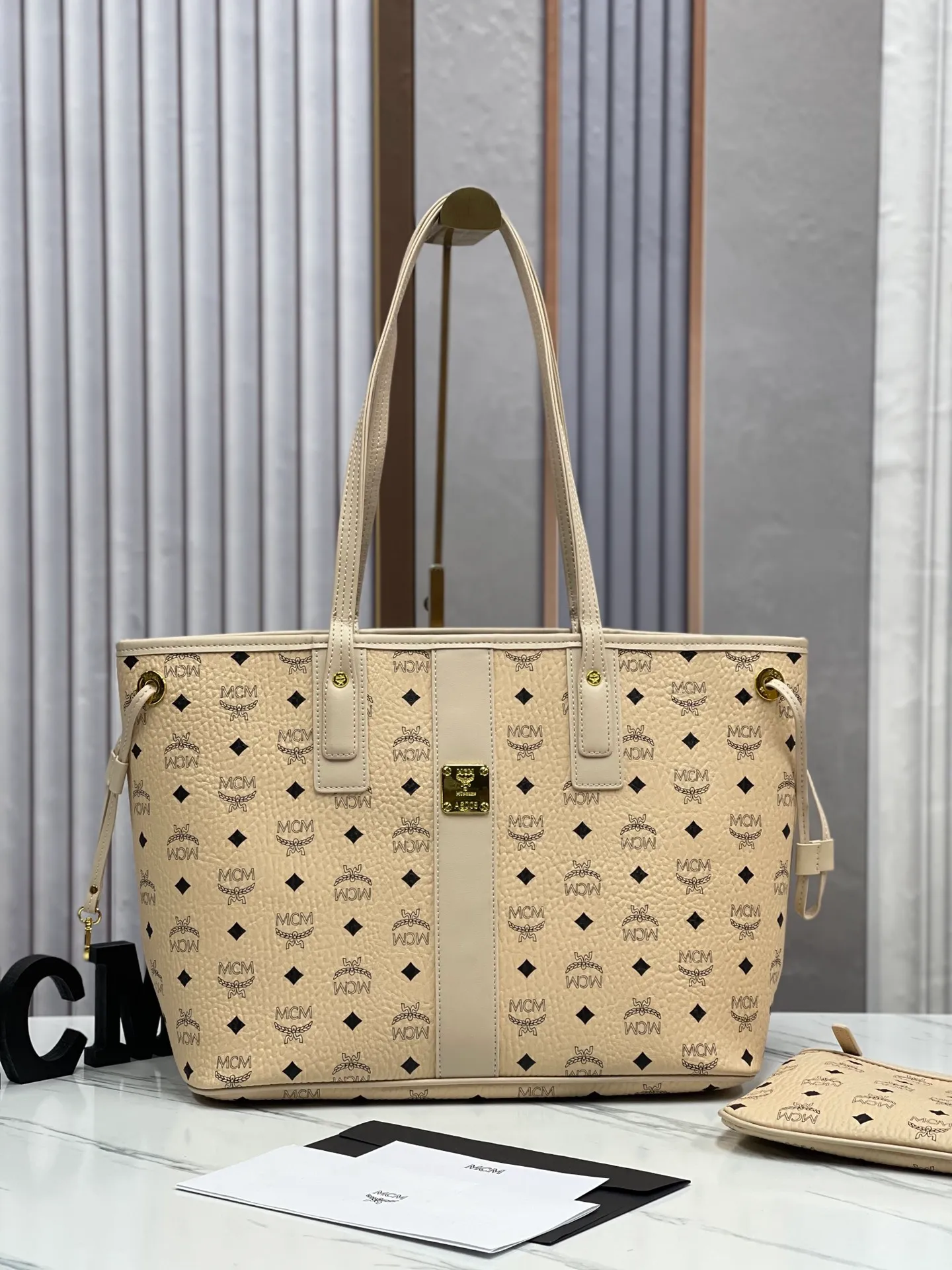 Batch 420💰💐MCM fully upgraded shopping bag master series [exclusive real shot] model 01. This practical shopping bag in classic Visetos material is trimmed with Nappa leather and can be easily reversible to reveal the optical check print on the back. Plus, its roomy exterior allows for instant adjustments via the leather drawstring. The bag also comes with a detachable clutch that can be used as a separate wallet for short trips, allowing for unparalleled versatility. Medium size: approx. 17.0 x 36.0 x 28.0 cm Medium