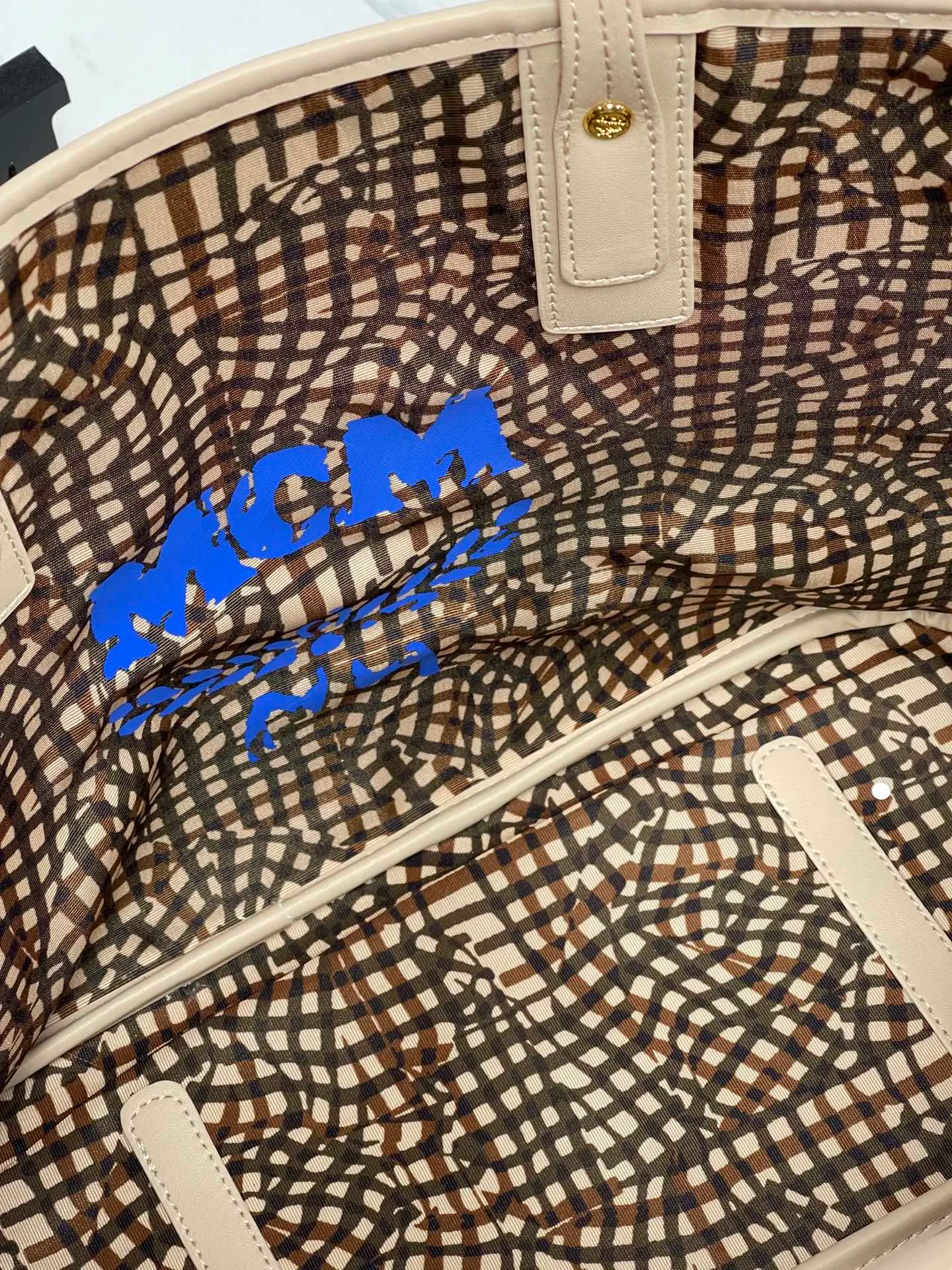 Batch 420💰💐MCM fully upgraded shopping bag master series [exclusive real shot] model 01. This practical shopping bag in classic Visetos material is trimmed with Nappa leather and can be easily reversible to reveal the optical check print on the back. Plus, its roomy exterior allows for instant adjustments via the leather drawstring. The bag also comes with a detachable clutch that can be used as a separate wallet for short trips, allowing for unparalleled versatility. Medium size: approx. 17.0 x 36.0 x 28.0 cm Medium
