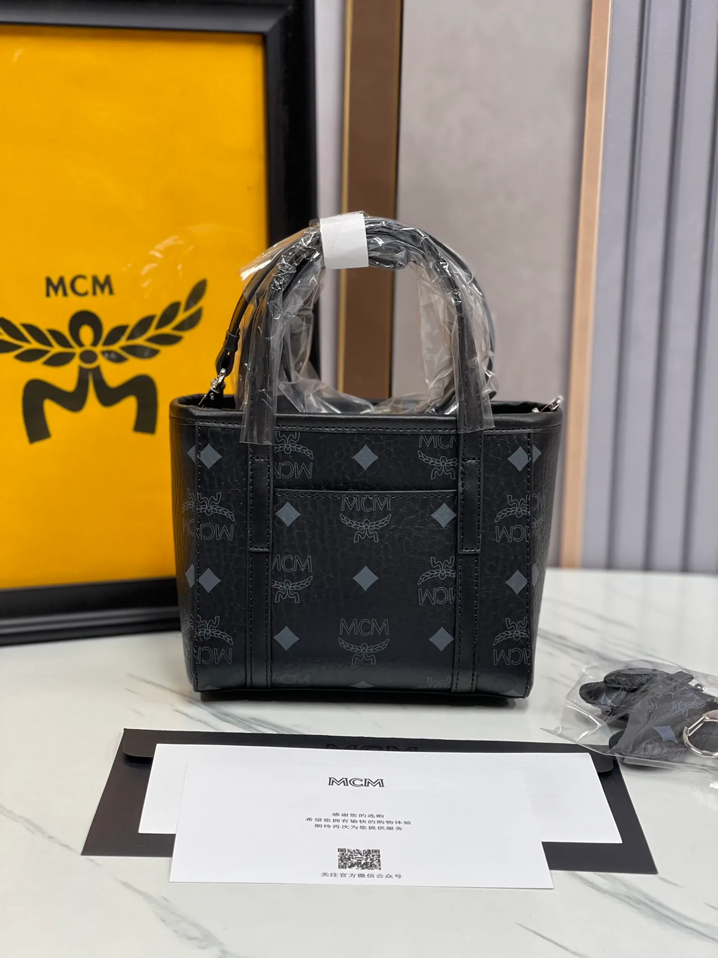 Batch 360💰🎋MCM counter new style·Mini vegetable basket🧺🌸·New upgraded version·High quality✈️ Comes with an environmentally friendly gift box♻️🎁Packaging model: Toni Visetos shopping bag has a new look, super beautiful👗 This compact shopping bag is multi-functional and will last forever. Don't let the size of this mini tote fool you, it's designed with spacious interior and exterior compartments to store all your small essentials. The cotton canvas lining features a print inspired by street fashion, subtly retaining MCM's adventurous aesthetic. Pair it with the included cross-body strap for hands-free functionality and greater portability. 16*14🌸