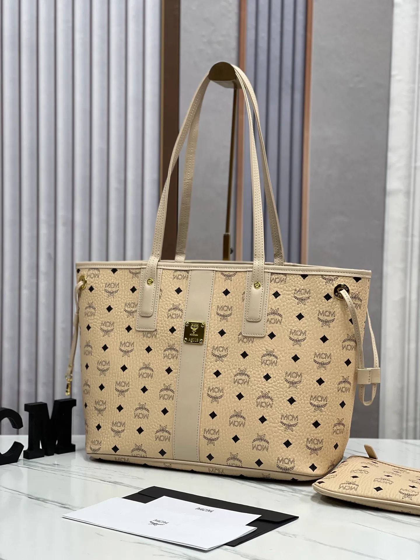 Batch 420💰💐MCM fully upgraded shopping bag master series [exclusive real shot] model 01. This practical shopping bag in classic Visetos material is trimmed with Nappa leather and can be easily reversible to reveal the optical check print on the back. Plus, its roomy exterior allows for instant adjustments via the leather drawstring. The bag also comes with a detachable clutch that can be used as a separate wallet for short trips, allowing for unparalleled versatility. Medium size: approx. 17.0 x 36.0 x 28.0 cm Medium