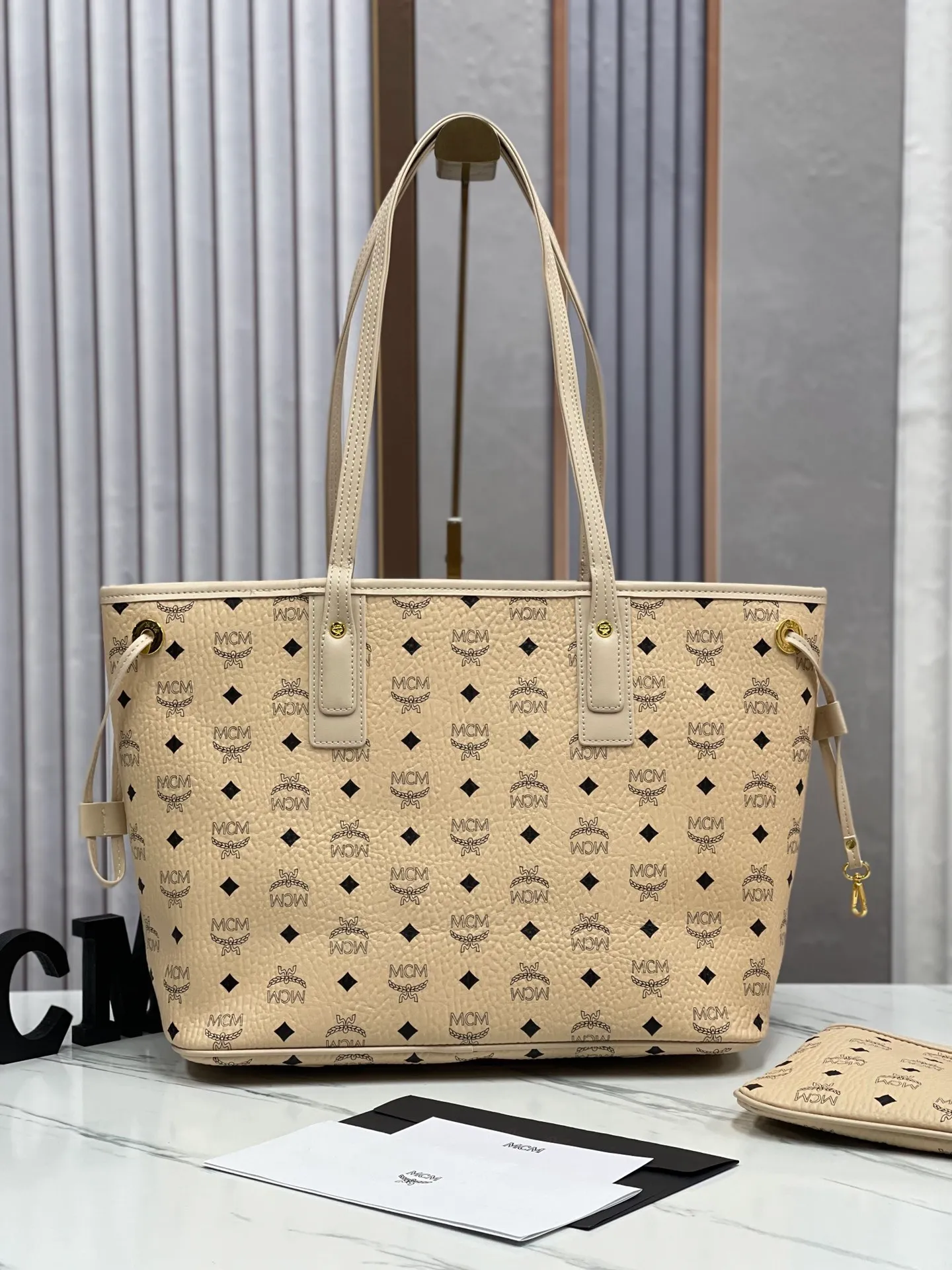 Batch 420💰💐MCM fully upgraded shopping bag master series [exclusive real shot] model 01. This practical shopping bag in classic Visetos material is trimmed with Nappa leather and can be easily reversible to reveal the optical check print on the back. Plus, its roomy exterior allows for instant adjustments via the leather drawstring. The bag also comes with a detachable clutch that can be used as a separate wallet for short trips, allowing for unparalleled versatility. Medium size: approx. 17.0 x 36.0 x 28.0 cm Medium