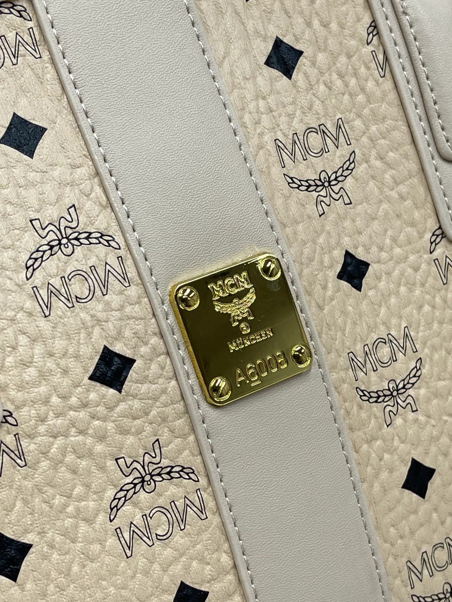 Batch 420💰💐MCM fully upgraded shopping bag master series [exclusive real shot] model 01. This practical shopping bag in classic Visetos material is trimmed with Nappa leather and can be easily reversible to reveal the optical check print on the back. Plus, its roomy exterior allows for instant adjustments via the leather drawstring. The bag also comes with a detachable clutch that can be used as a separate wallet for short trips, allowing for unparalleled versatility. Medium size: approx. 17.0 x 36.0 x 28.0 cm Medium