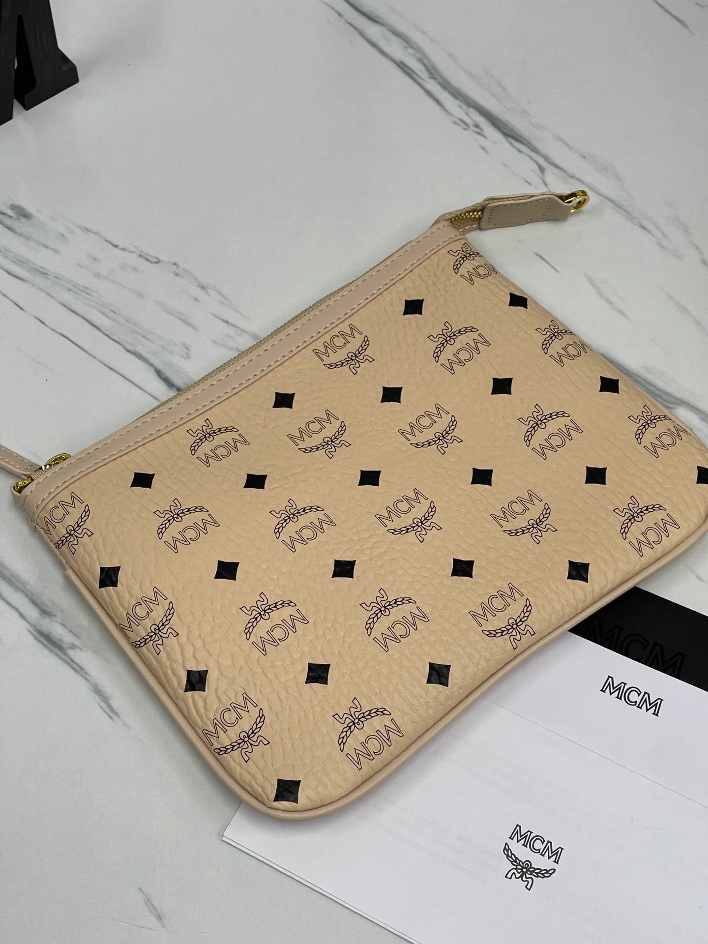 Batch 420💰💐MCM fully upgraded shopping bag master series [exclusive real shot] model 01. This practical shopping bag in classic Visetos material is trimmed with Nappa leather and can be easily reversible to reveal the optical check print on the back. Plus, its roomy exterior allows for instant adjustments via the leather drawstring. The bag also comes with a detachable clutch that can be used as a separate wallet for short trips, allowing for unparalleled versatility. Medium size: approx. 17.0 x 36.0 x 28.0 cm Medium