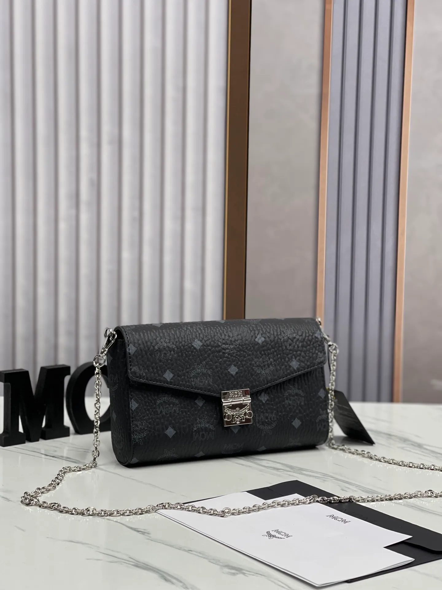Top original order batch 340 small size 175 medium size 💰💐MCM new upgrade ✈️medium size chain with gift box🎁packaging 🌾Model 37158-1 medium size , small size, this Tracy front flap crossbody bag is made of MCM classic visetos material. It is a classic item created for MCM users. It is equipped with a detachable chain strap and bay leaf lock, always interpreting the MCM brand spirit. Size: Actual medium size 23.5*13.5cm, small size 18·11