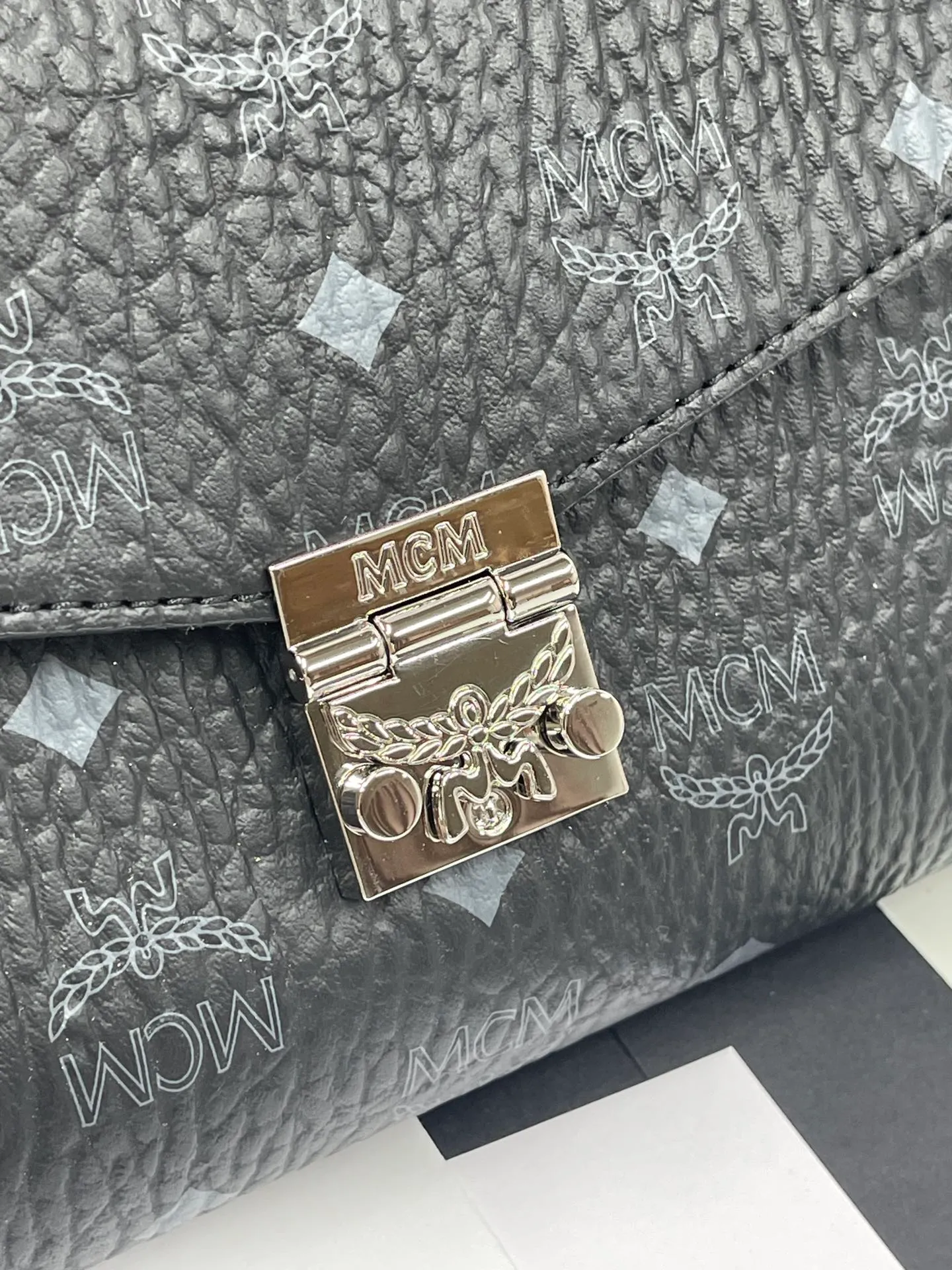 Top original order batch 340 small size 175 medium size 💰💐MCM new upgrade ✈️medium size chain with gift box🎁packaging 🌾Model 37158-1 medium size , small size, this Tracy front flap crossbody bag is made of MCM classic visetos material. It is a classic item created for MCM users. It is equipped with a detachable chain strap and bay leaf lock, always interpreting the MCM brand spirit. Size: Actual medium size 23.5*13.5cm, small size 18·11