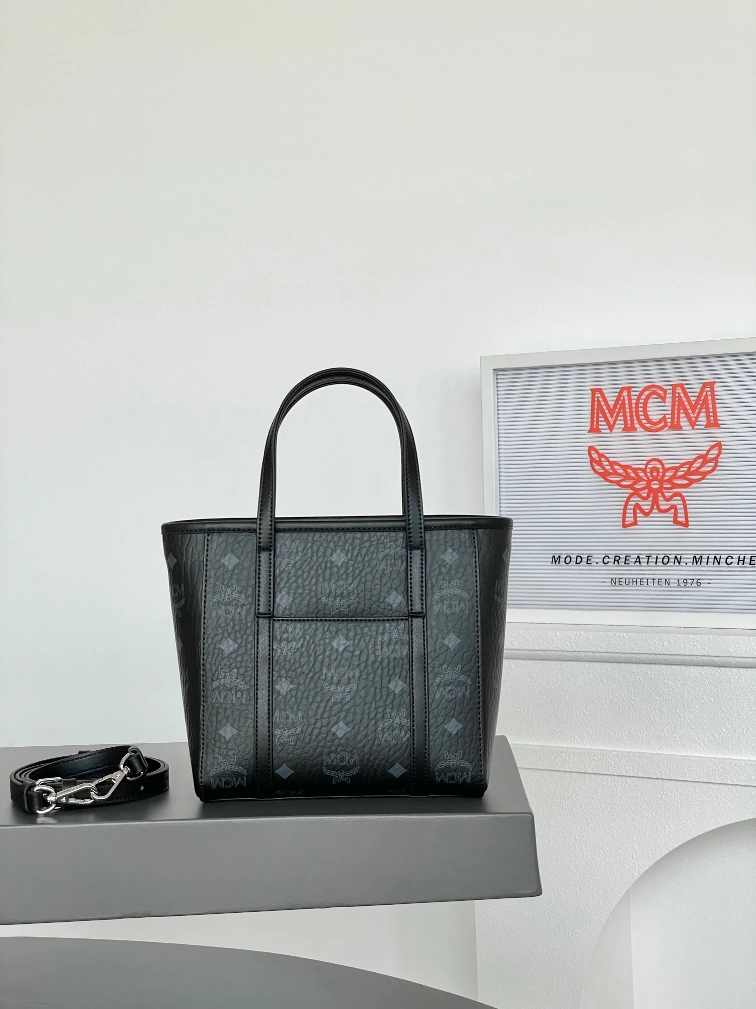 𝗠𝗖𝗠 𝗔𝗿𝗲𝗻 𝗩𝗶𝘀𝗲𝘁𝗼𝘀 𝗠𝗶𝗻𝗶 🆕New version of black vegetable basket New upgraded version💰P520 Exclusive®️Classic Black 🉑️One shoulder 🉑️Crossbody, the new version is on sale simultaneously on the official website! Super classic vegetable basket! Matching, daily use, functionality, and cost-effectiveness are all key points! A very good bag. Inherited classic design, multiple carrying methods to choose from, simple and elegant, and very practical.  Size: 19*9.5*18.5cm Shoulder strap: 98-114cm/detachable Handle: Drop length 10cm Color: Black◾️ 💰520 Comes with gift box