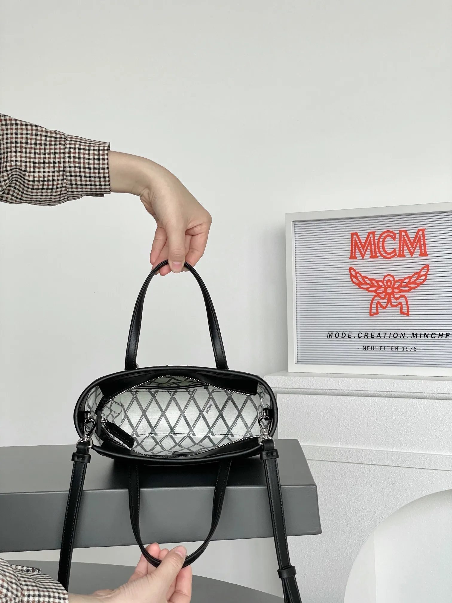𝗠𝗖𝗠 𝗔𝗿𝗲𝗻 𝗩𝗶𝘀𝗲𝘁𝗼𝘀 𝗠𝗶𝗻𝗶 🆕New version of black vegetable basket New upgraded version💰P520 Exclusive®️Classic Black 🉑️One shoulder 🉑️Crossbody, the new version is on sale simultaneously on the official website! Super classic vegetable basket! Matching, daily use, functionality, and cost-effectiveness are all key points! A very good bag. Inherited classic design, multiple carrying methods to choose from, simple and elegant, and very practical.  Size: 19*9.5*18.5cm Shoulder strap: 98-114cm/detachable Handle: Drop length 10cm Color: Black◾️ 💰520 Comes with gift box