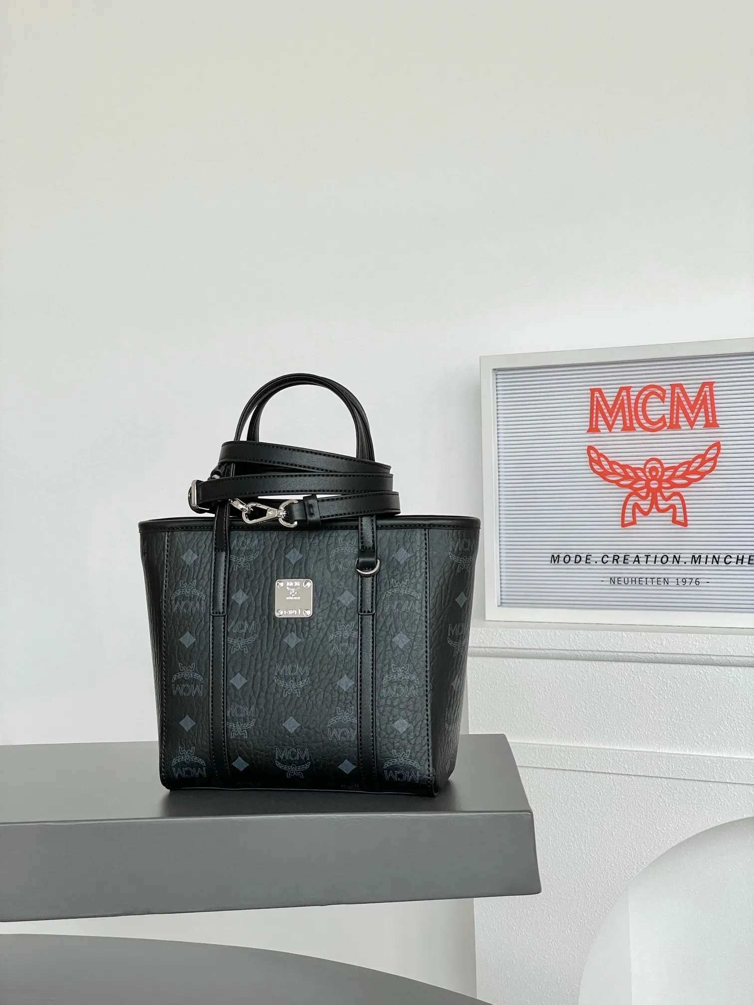 𝗠𝗖𝗠 𝗔𝗿𝗲𝗻 𝗩𝗶𝘀𝗲𝘁𝗼𝘀 𝗠𝗶𝗻𝗶 🆕New version of black vegetable basket New upgraded version💰P520 Exclusive®️Classic Black 🉑️One shoulder 🉑️Crossbody, the new version is on sale simultaneously on the official website! Super classic vegetable basket! Matching, daily use, functionality, and cost-effectiveness are all key points! A very good bag. Inherited classic design, multiple carrying methods to choose from, simple and elegant, and very practical.  Size: 19*9.5*18.5cm Shoulder strap: 98-114cm/detachable Handle: Drop length 10cm Color: Black◾️ 💰520 Comes with gift box