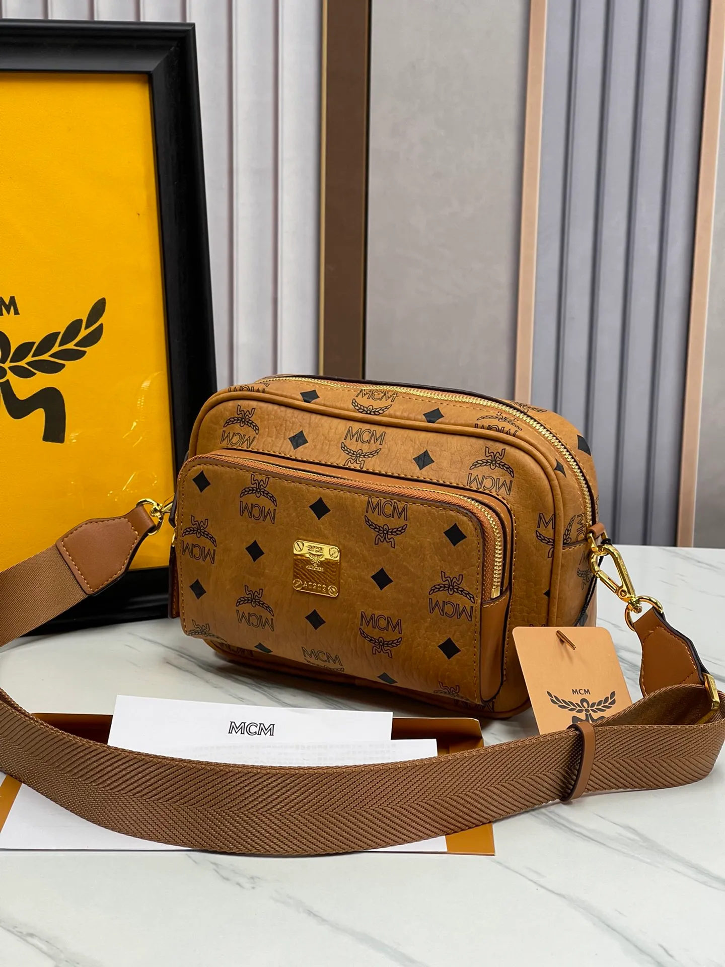 P400¥ Large size💰MCM Upgraded version·High quality·🇰🇷With counter environmentally friendly ♻️gift box🎁(new upgraded version without dog accessories) camera bag. Shoulder bag⚡ykk slider zipper/counter original customization (dust bag/Korea Lotte Duty Free Shop label⚡🛃Size: large 22X15X8.🌸 Close