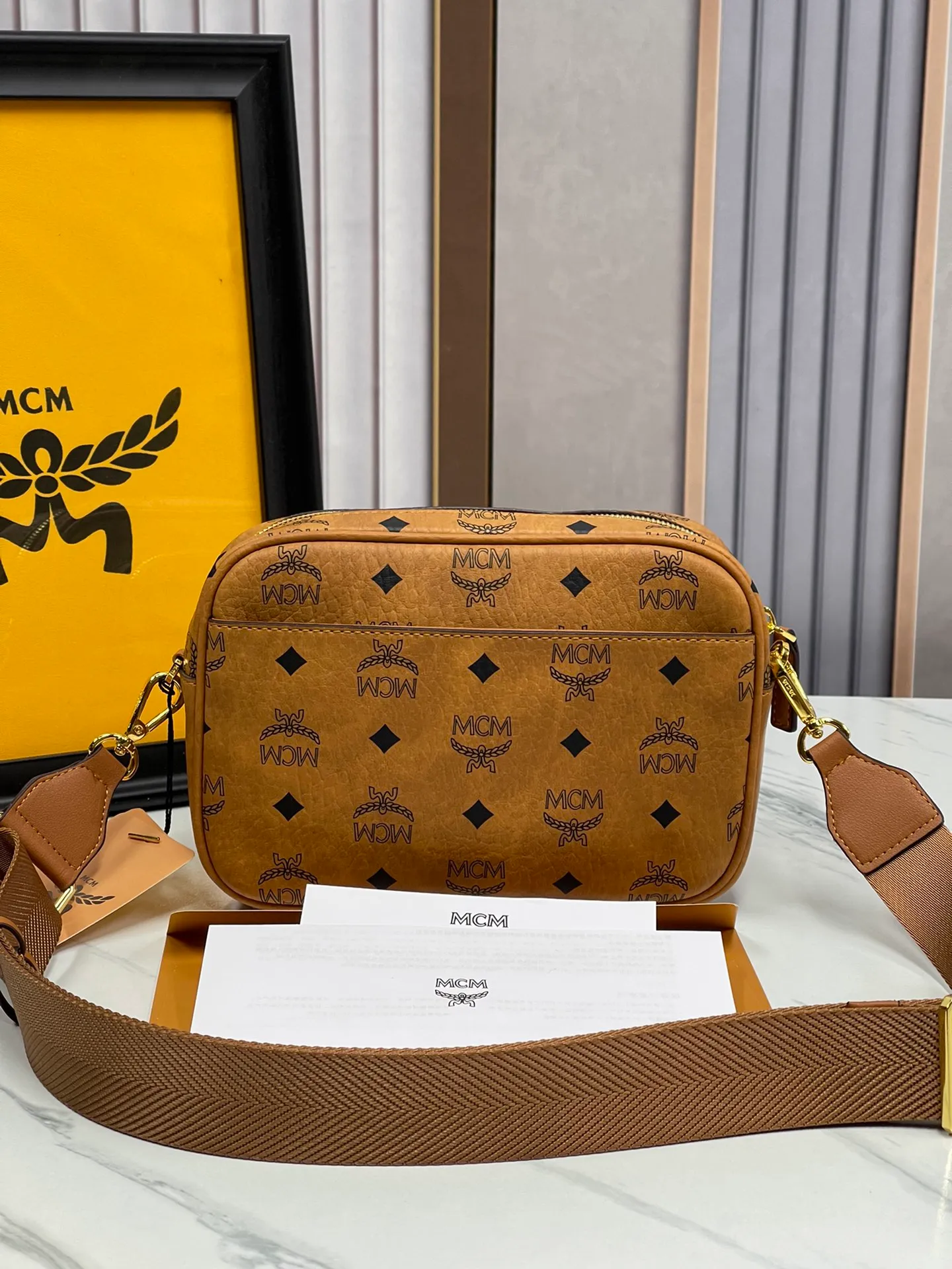 P400¥ Large size💰MCM Upgraded version·High quality·🇰🇷With counter environmentally friendly ♻️gift box🎁(new upgraded version without dog accessories) camera bag. Shoulder bag⚡ykk slider zipper/counter original customization (dust bag/Korea Lotte Duty Free Shop label⚡🛃Size: large 22X15X8.🌸 Close