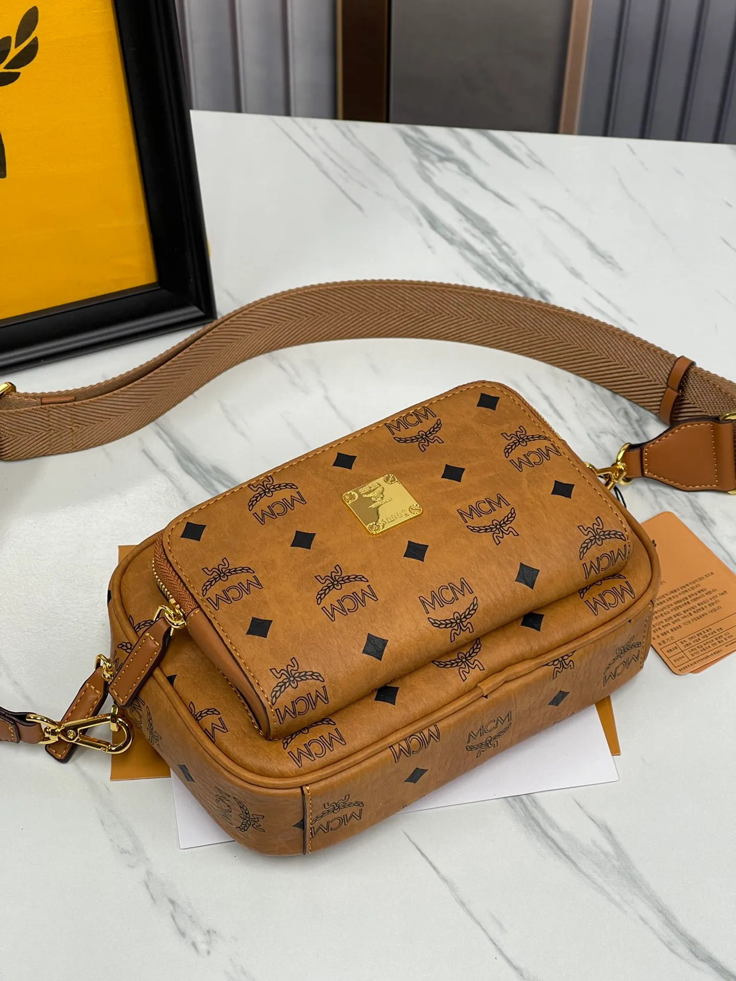 P400¥ Large size💰MCM Upgraded version·High quality·🇰🇷With counter environmentally friendly ♻️gift box🎁(new upgraded version without dog accessories) camera bag. Shoulder bag⚡ykk slider zipper/counter original customization (dust bag/Korea Lotte Duty Free Shop label⚡🛃Size: large 22X15X8.🌸 Close