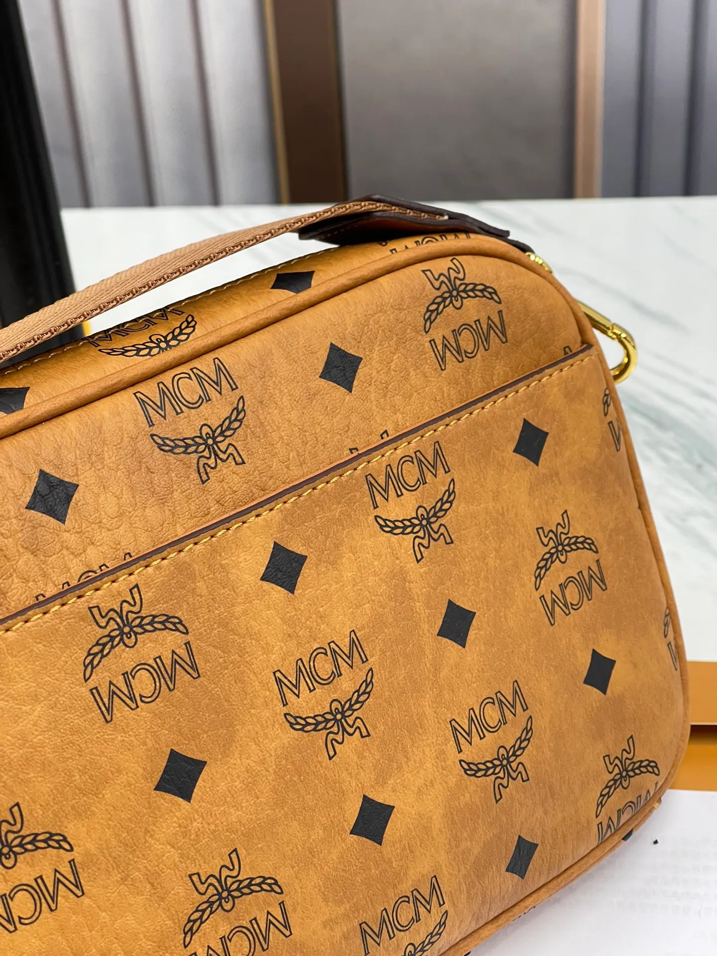 P400¥ Large size💰MCM Upgraded version·High quality·🇰🇷With counter environmentally friendly ♻️gift box🎁(new upgraded version without dog accessories) camera bag. Shoulder bag⚡ykk slider zipper/counter original customization (dust bag/Korea Lotte Duty Free Shop label⚡🛃Size: large 22X15X8.🌸 Close