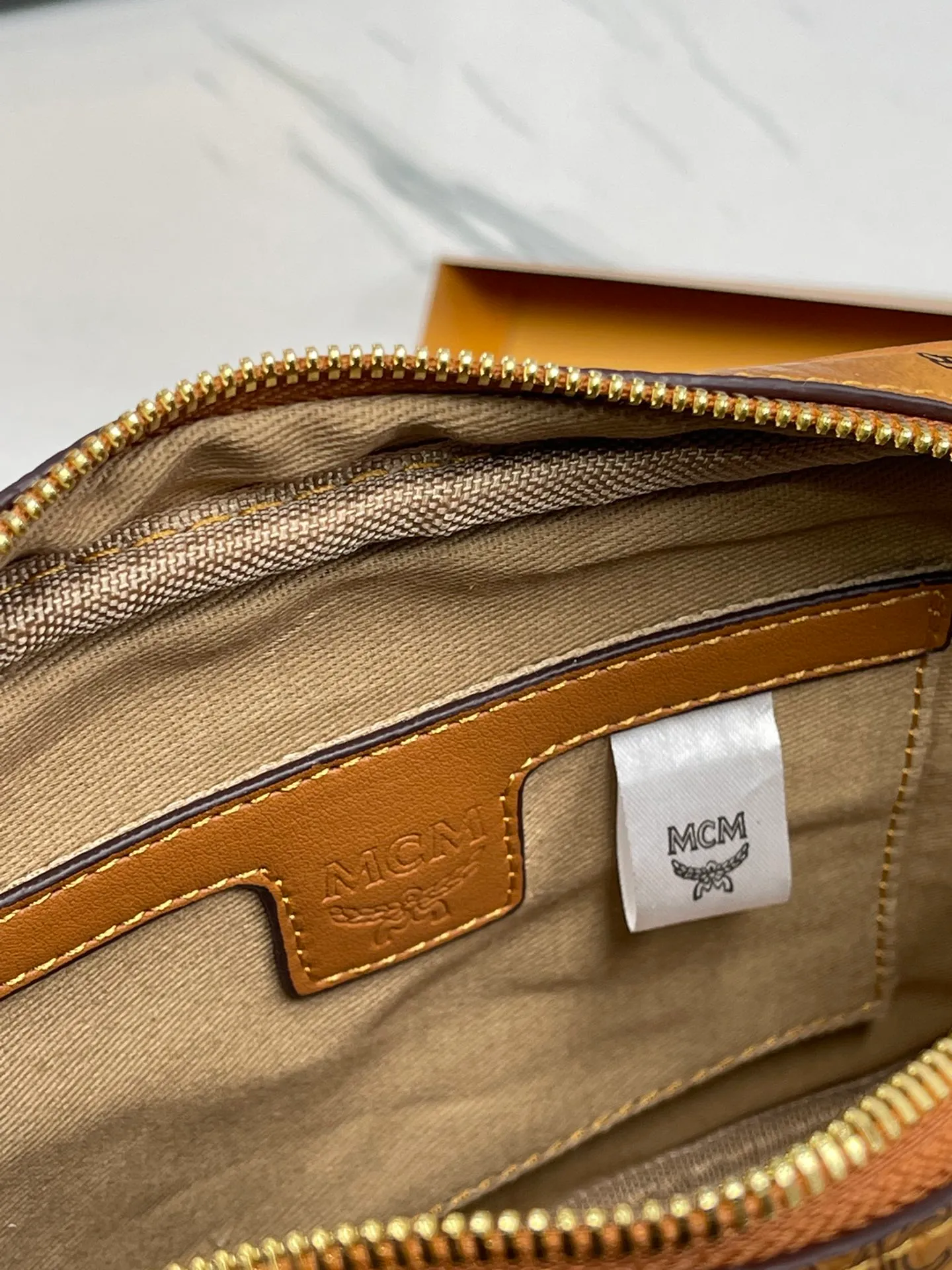 P400¥ Large size💰MCM Upgraded version·High quality·🇰🇷With counter environmentally friendly ♻️gift box🎁(new upgraded version without dog accessories) camera bag. Shoulder bag⚡ykk slider zipper/counter original customization (dust bag/Korea Lotte Duty Free Shop label⚡🛃Size: large 22X15X8.🌸 Close
