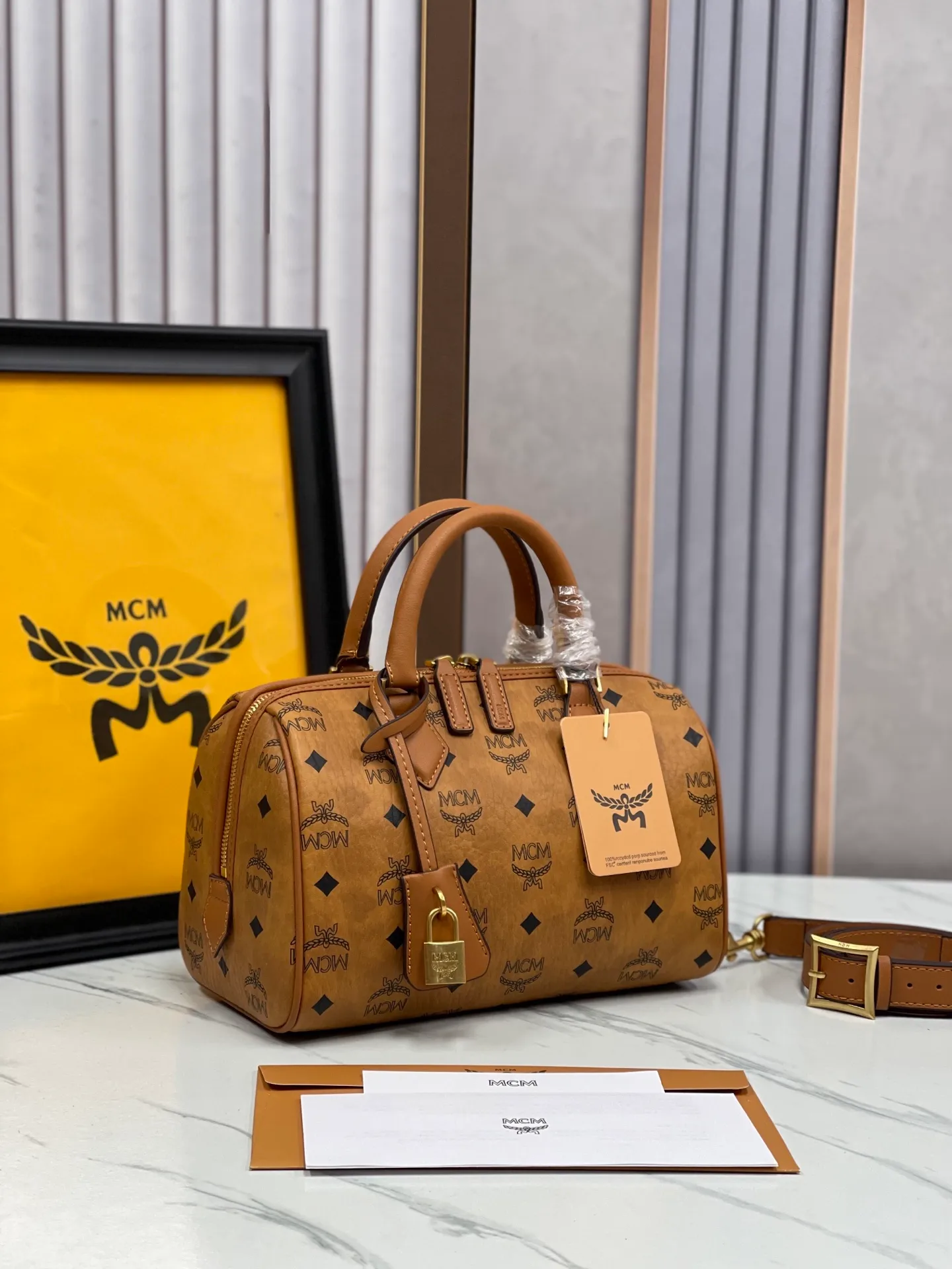 Batch 450💰MCM's new upgrade✈️New Boston mini pillow bag💐With gift box🎁Packaging [Exclusive real shot] Model: 701 Large Boston With leather tag and engraved logo metal padlock, this Boston handbag is made of classic Visetos materials, which pays tribute to MCM's roots in travel concepts. Its shape is reminiscent of a weekender bag, with clean lines and an extended zipper for easy opening. The workmanship is fine and meticulous. Size: 25*16*13