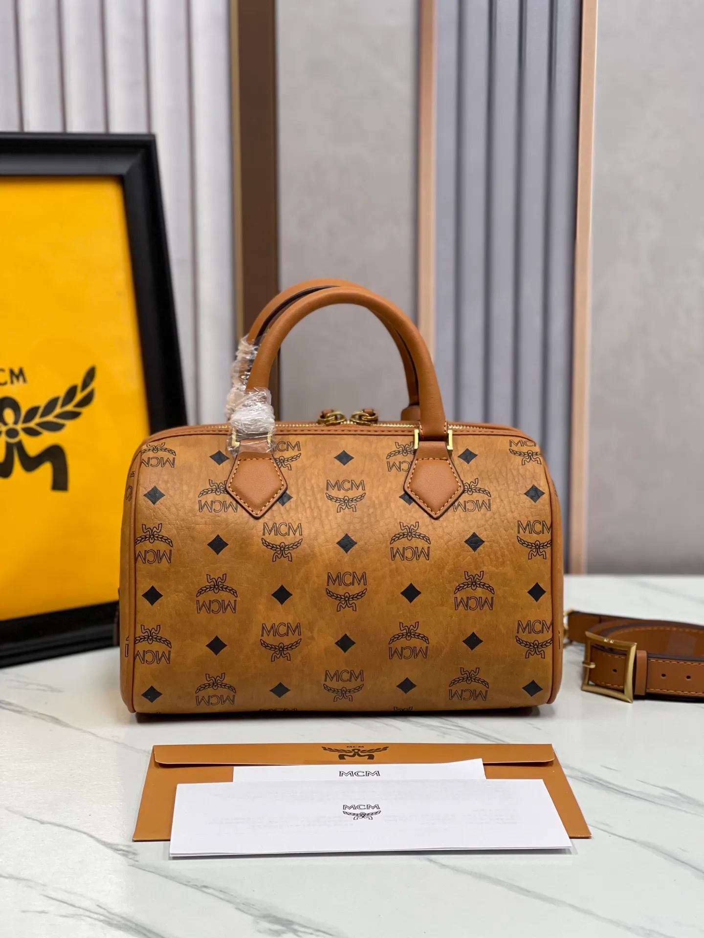 Batch 450💰MCM's new upgrade✈️New Boston mini pillow bag💐With gift box🎁Packaging [Exclusive real shot] Model: 701 Large Boston With leather tag and engraved logo metal padlock, this Boston handbag is made of classic Visetos materials, which pays tribute to MCM's roots in travel concepts. Its shape is reminiscent of a weekender bag, with clean lines and an extended zipper for easy opening. The workmanship is fine and meticulous. Size: 25*16*13