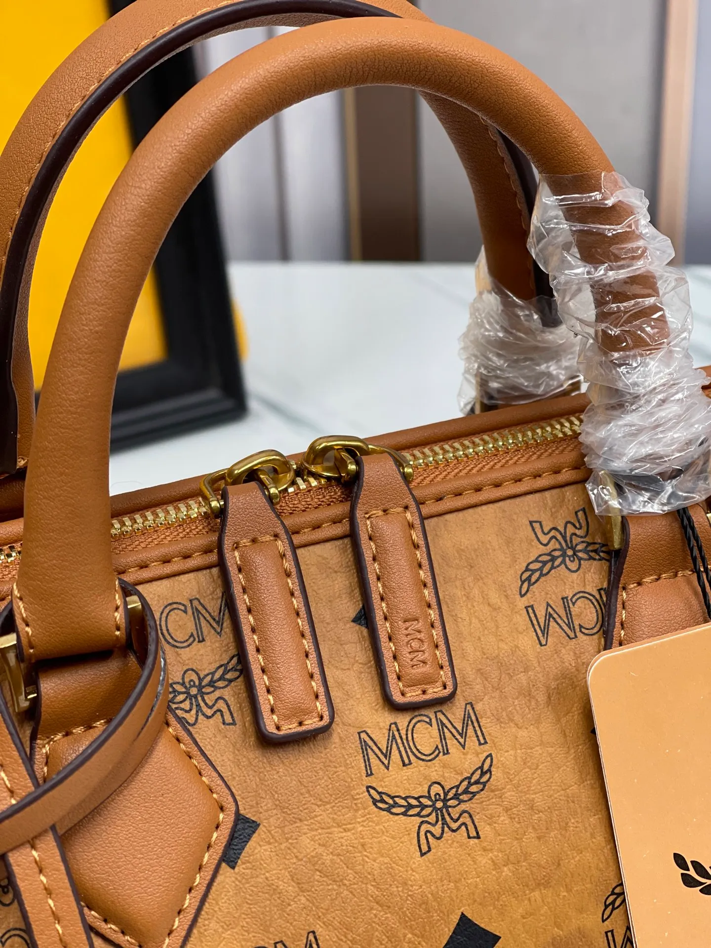 Batch 450💰MCM's new upgrade✈️New Boston mini pillow bag💐With gift box🎁Packaging [Exclusive real shot] Model: 701 Large Boston With leather tag and engraved logo metal padlock, this Boston handbag is made of classic Visetos materials, which pays tribute to MCM's roots in travel concepts. Its shape is reminiscent of a weekender bag, with clean lines and an extended zipper for easy opening. The workmanship is fine and meticulous. Size: 25*16*13