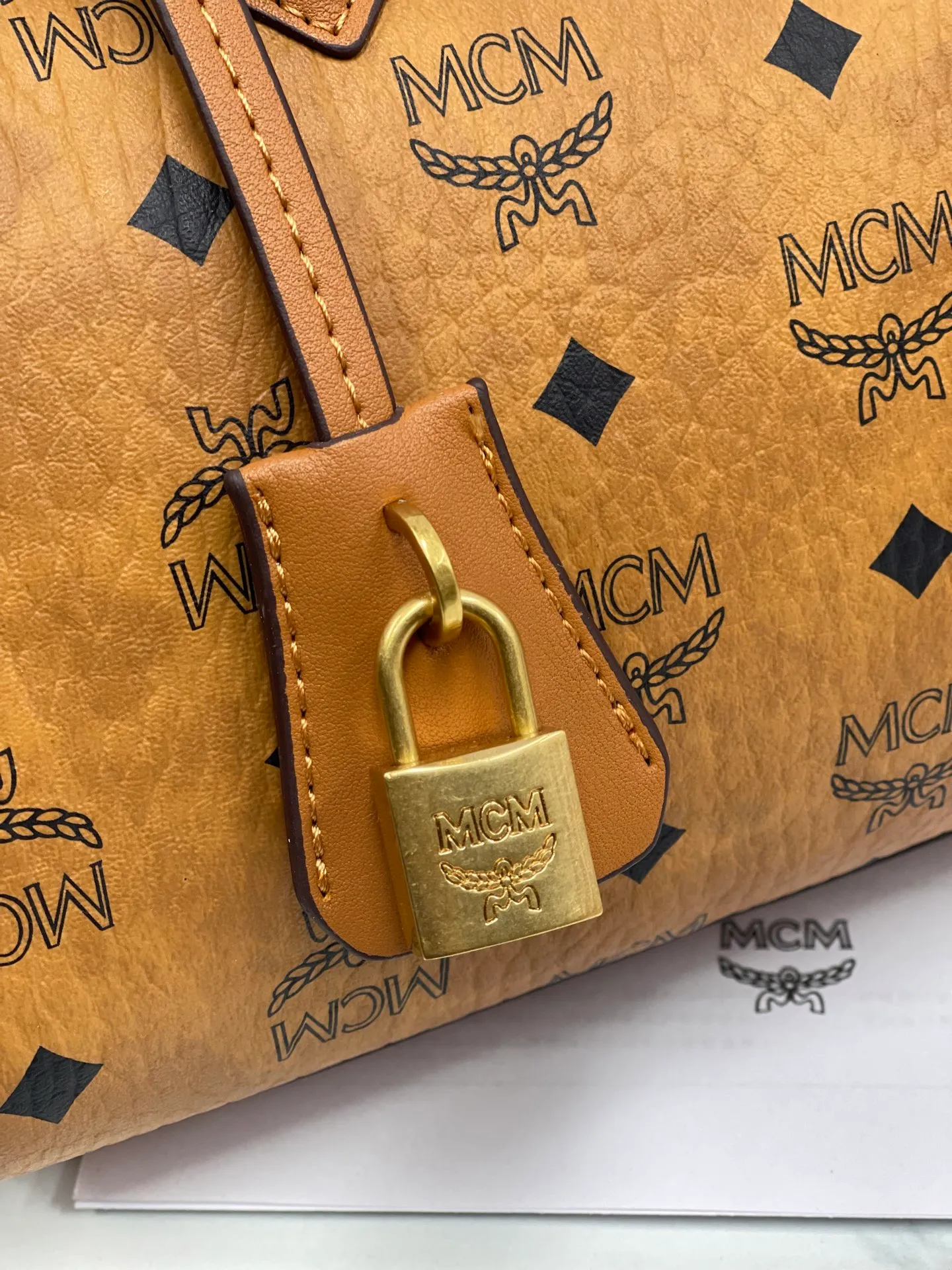 Batch 450💰MCM's new upgrade✈️New Boston mini pillow bag💐With gift box🎁Packaging [Exclusive real shot] Model: 701 Large Boston With leather tag and engraved logo metal padlock, this Boston handbag is made of classic Visetos materials, which pays tribute to MCM's roots in travel concepts. Its shape is reminiscent of a weekender bag, with clean lines and an extended zipper for easy opening. The workmanship is fine and meticulous. Size: 25*16*13