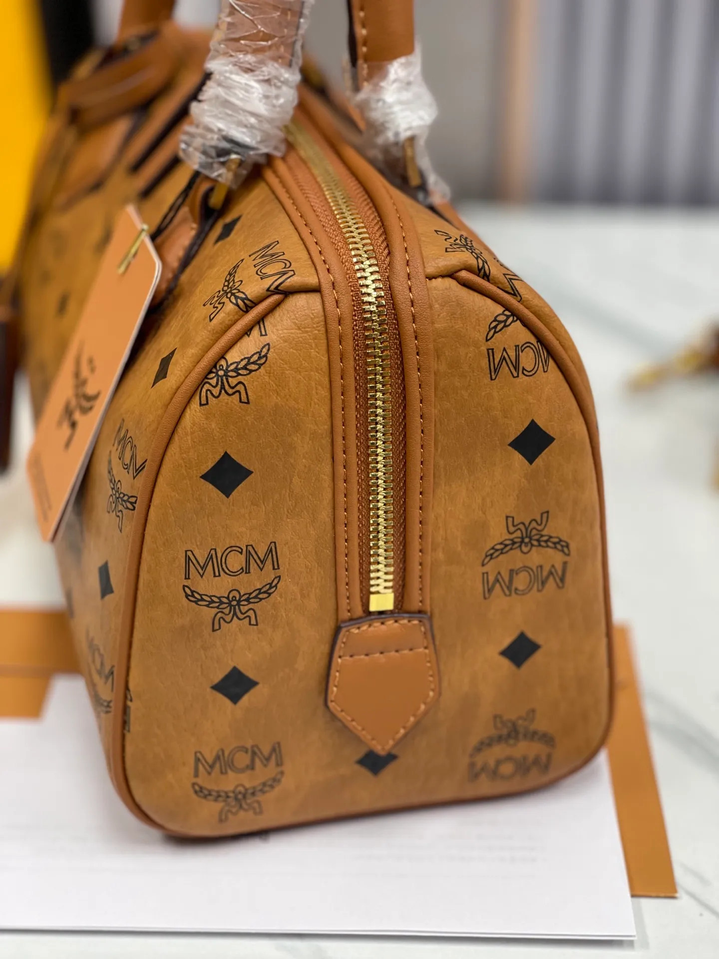 Batch 450💰MCM's new upgrade✈️New Boston mini pillow bag💐With gift box🎁Packaging [Exclusive real shot] Model: 701 Large Boston With leather tag and engraved logo metal padlock, this Boston handbag is made of classic Visetos materials, which pays tribute to MCM's roots in travel concepts. Its shape is reminiscent of a weekender bag, with clean lines and an extended zipper for easy opening. The workmanship is fine and meticulous. Size: 25*16*13