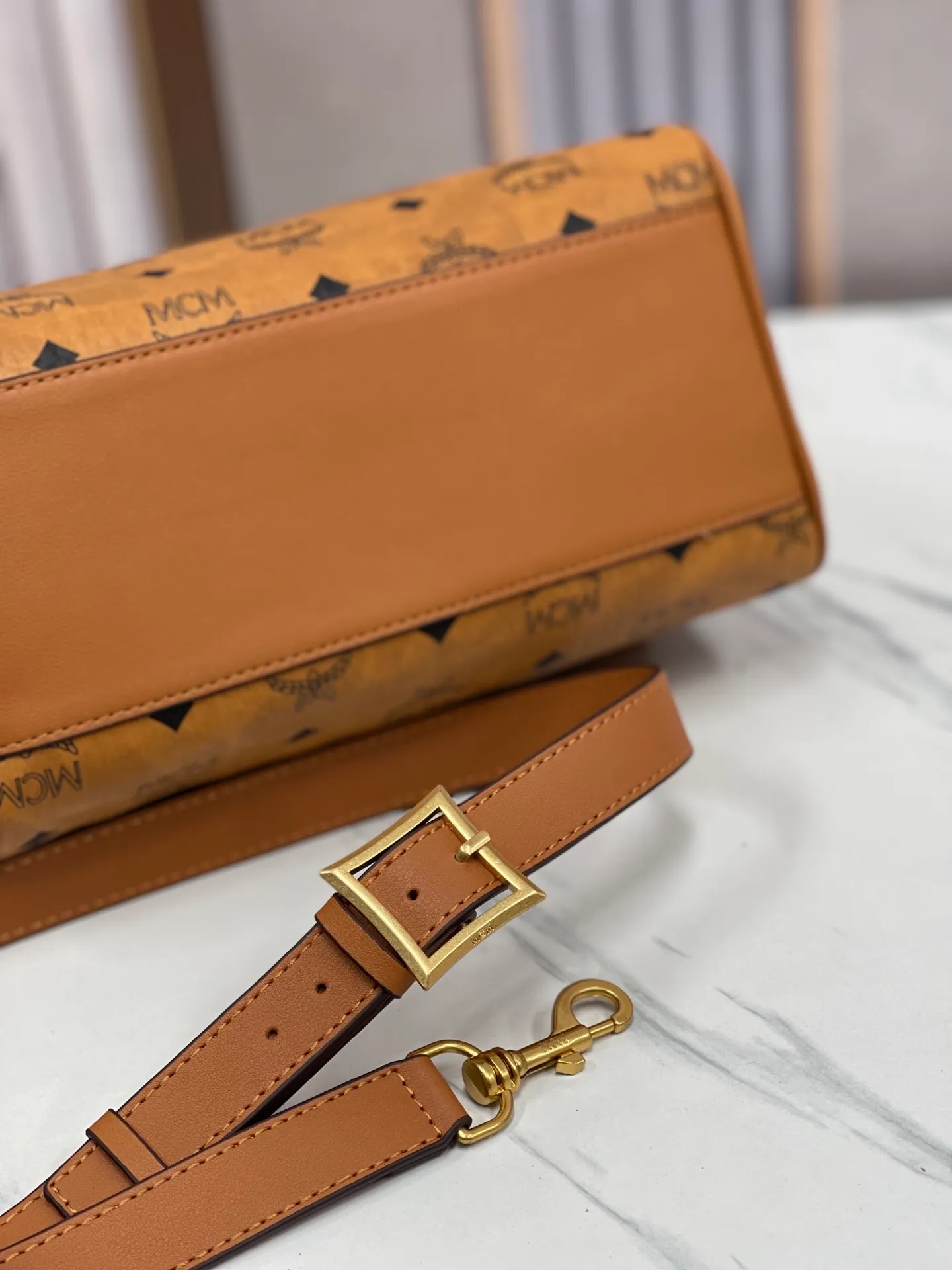 Batch 450💰MCM's new upgrade✈️New Boston mini pillow bag💐With gift box🎁Packaging [Exclusive real shot] Model: 701 Large Boston With leather tag and engraved logo metal padlock, this Boston handbag is made of classic Visetos materials, which pays tribute to MCM's roots in travel concepts. Its shape is reminiscent of a weekender bag, with clean lines and an extended zipper for easy opening. The workmanship is fine and meticulous. Size: 25*16*13